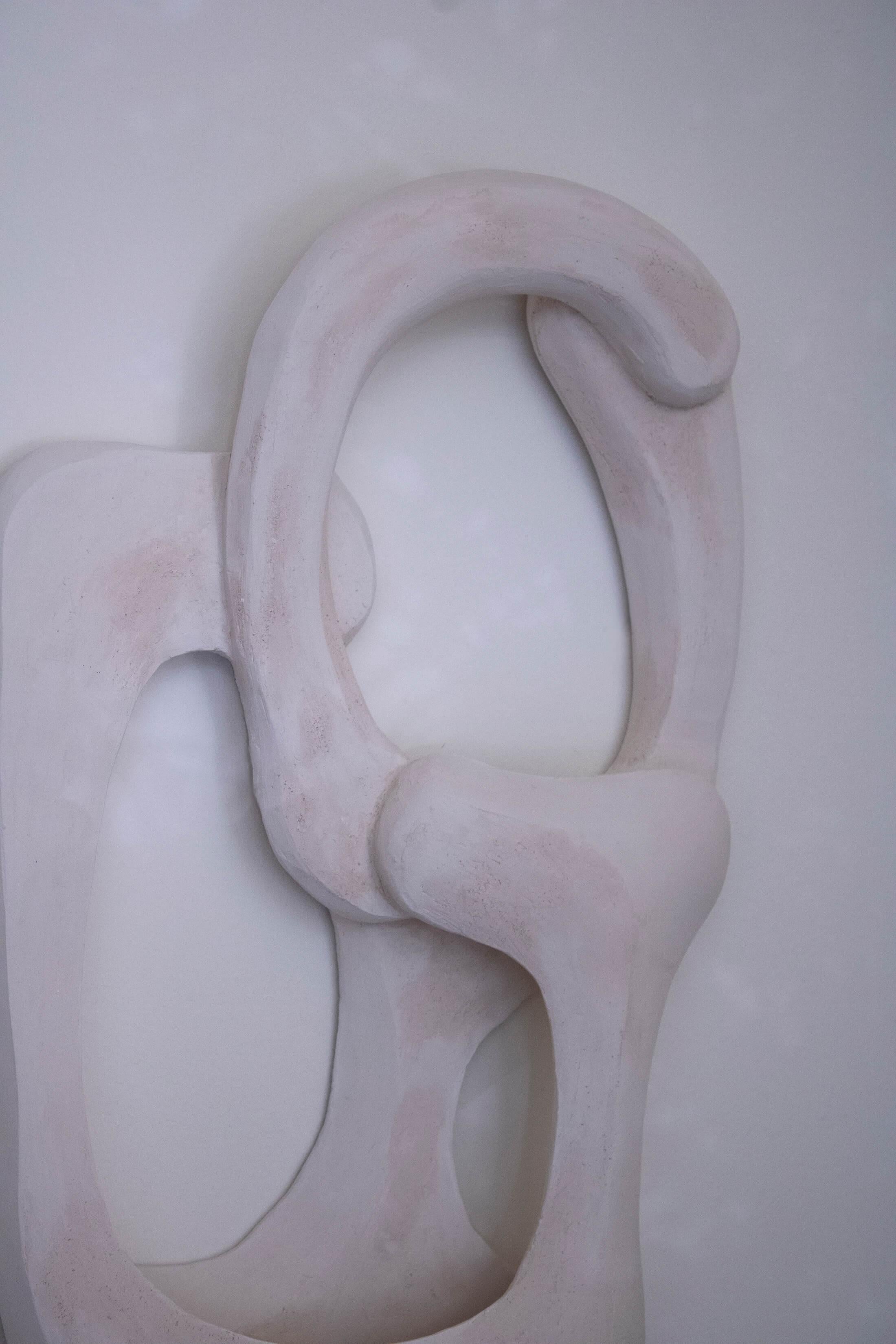 Olandese Lampada da parete contemporanea in ceramica bianca, fatta a mano e scultorea 