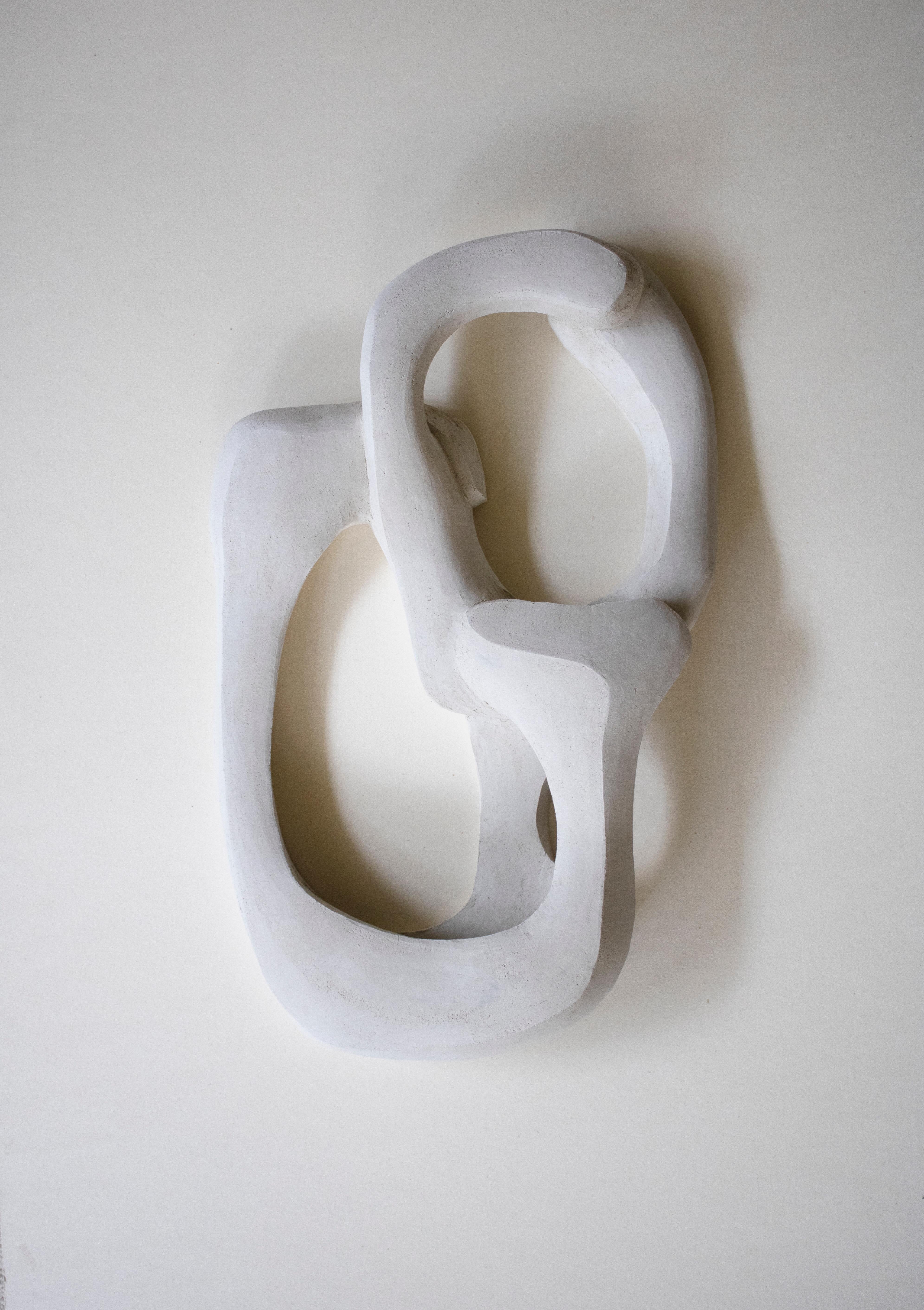 Intagliato a mano Lampada da parete contemporanea in ceramica bianca, fatta a mano e scultorea 