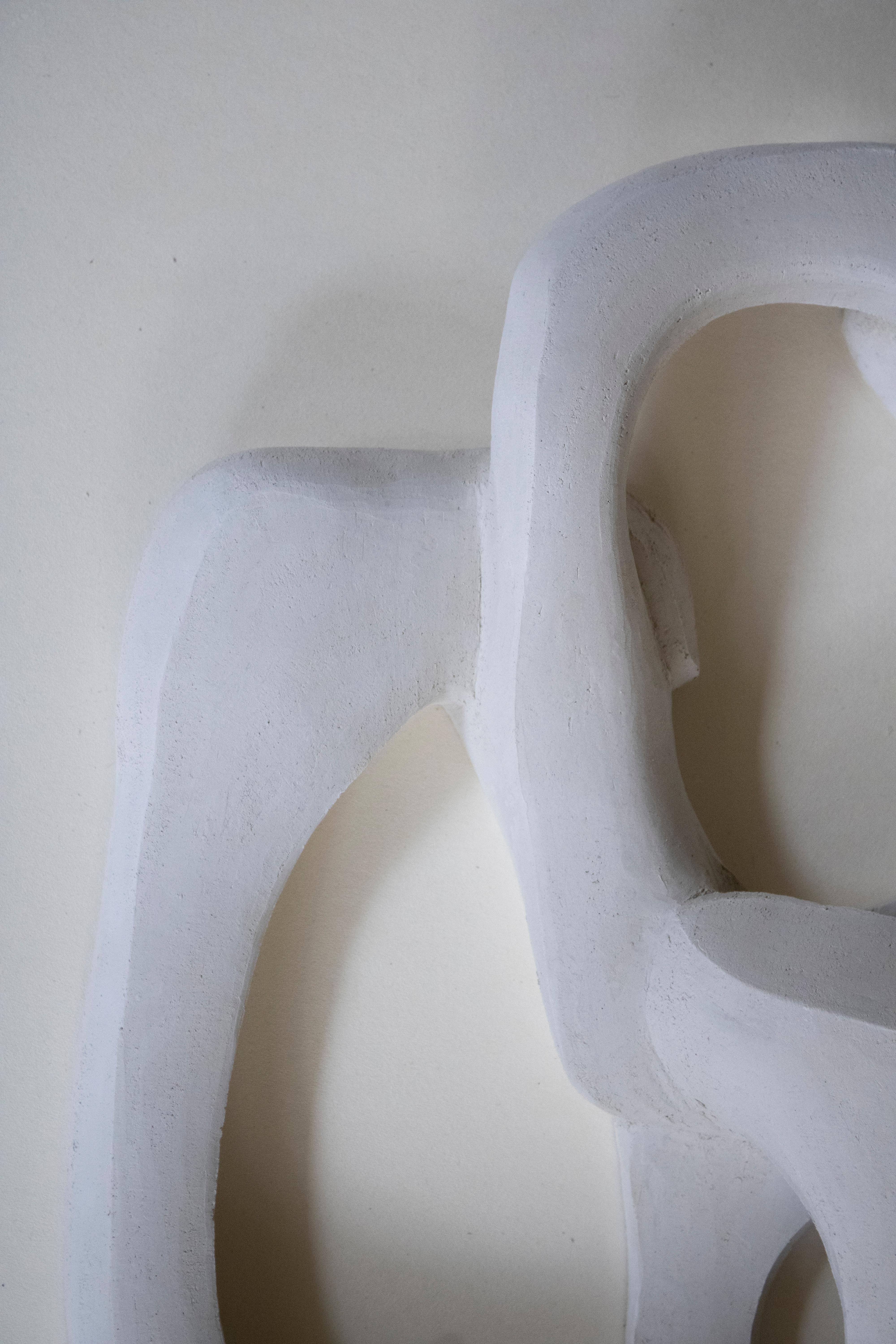 Lampada da parete contemporanea in ceramica bianca, fatta a mano e scultorea 