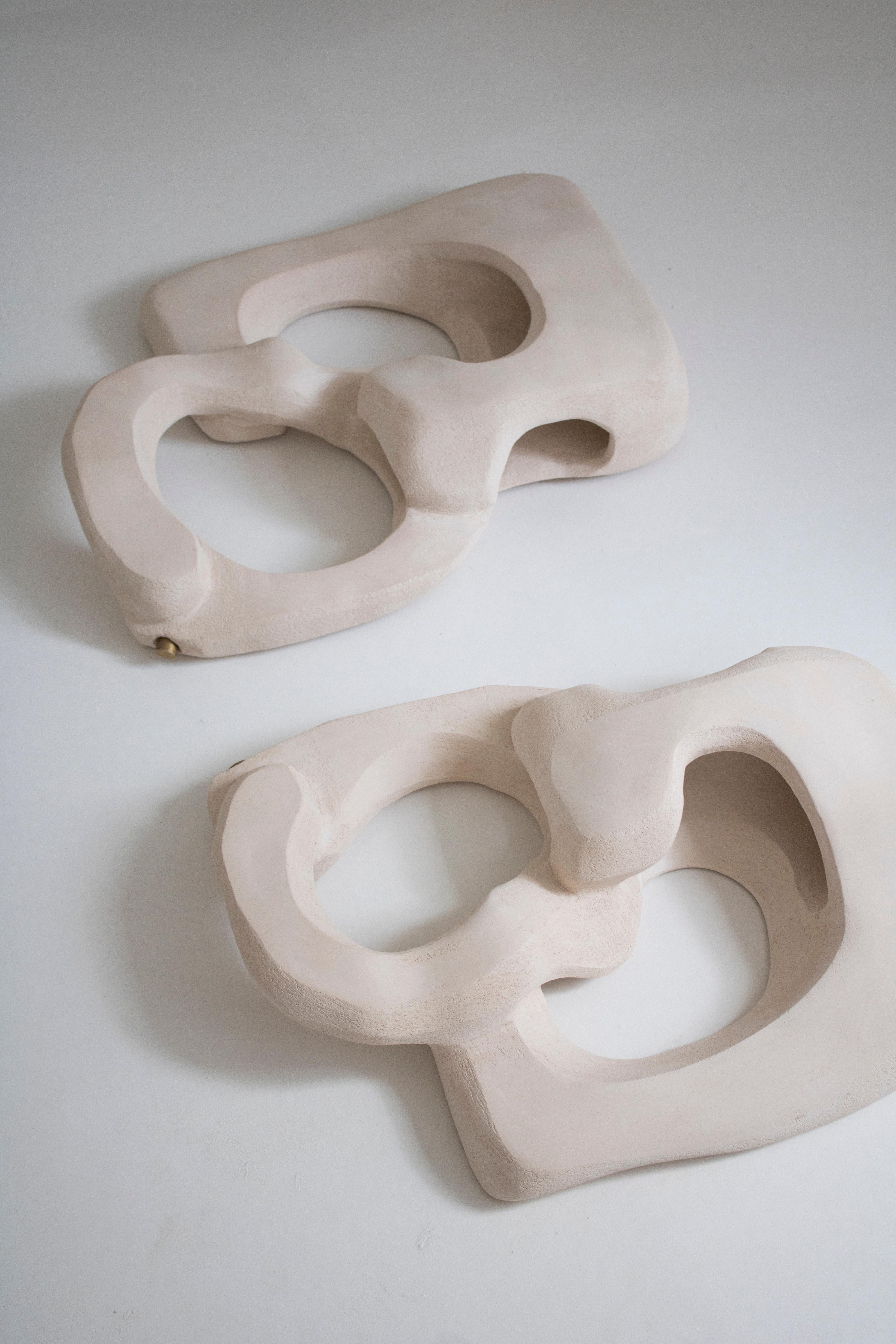 XXI secolo e contemporaneo Lampada da parete contemporanea in ceramica bianca, fatta a mano e scultorea 