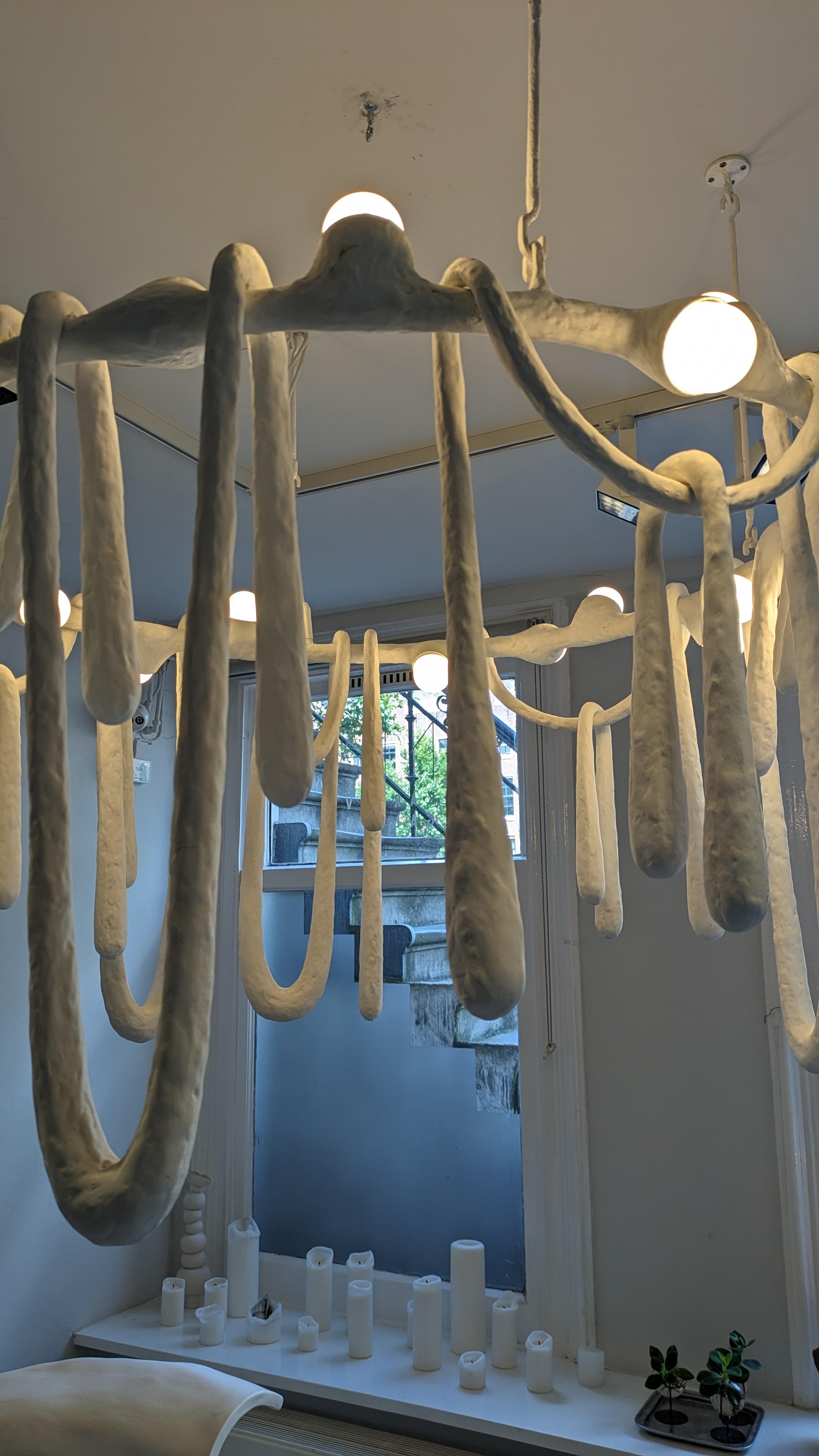 Verniciatura a polvere Lampadario a polvere in marmo bianco Contemporary Love: Lampadari da soffitto di Olga Engel