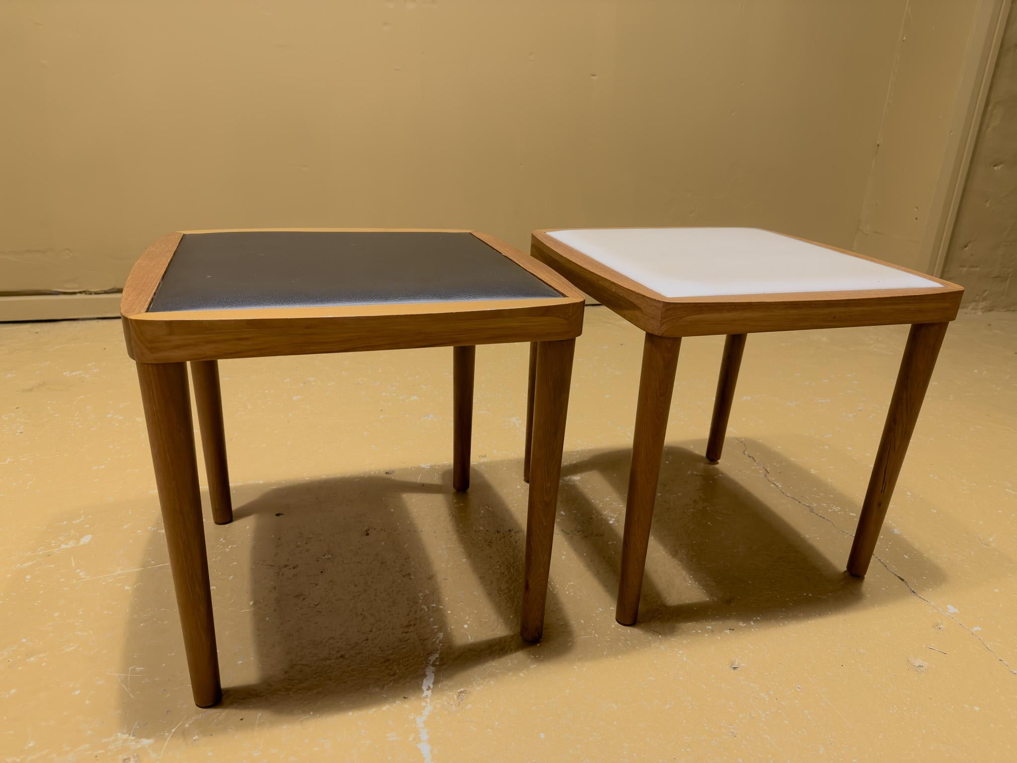 Taburete y mesa auxiliar convertibles de cuero blanco Moderno de mediados de siglo en venta