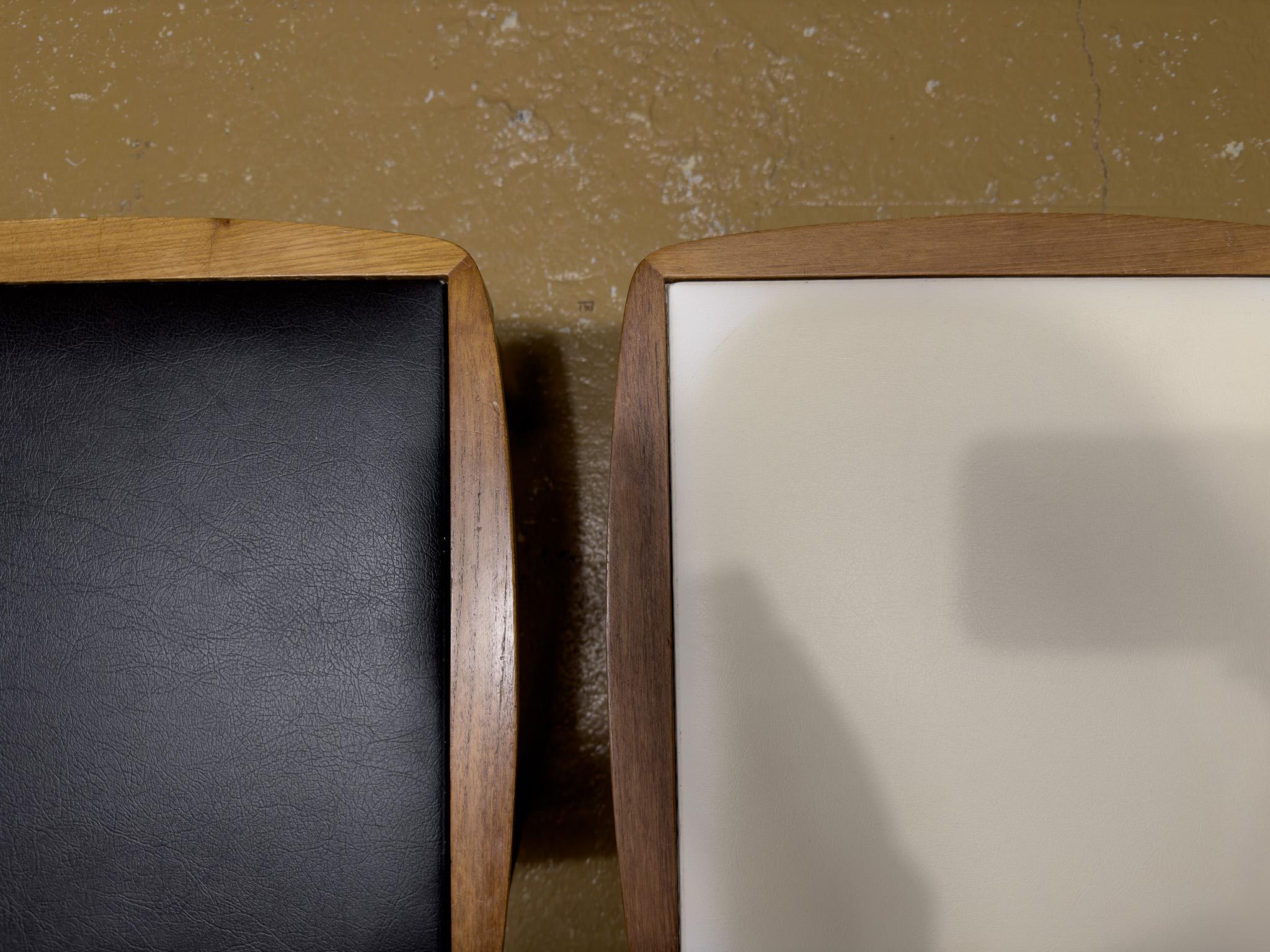 Taburete y mesa auxiliar convertibles de cuero blanco Danés en venta