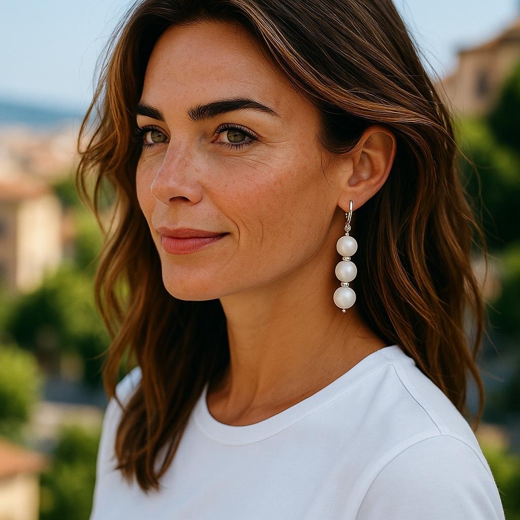 Boucles d'oreilles en Corail Blanc 0.50 Inch Wide Diamond Rondels 0.45 Carat Gold 2.75 Inch Neuf - En vente à New York, NY
