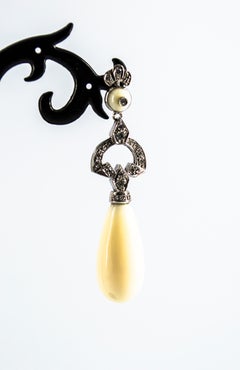 Orecchini a goccia in oro bianco con corallo bianco da 0,70 carati e diamante bianco