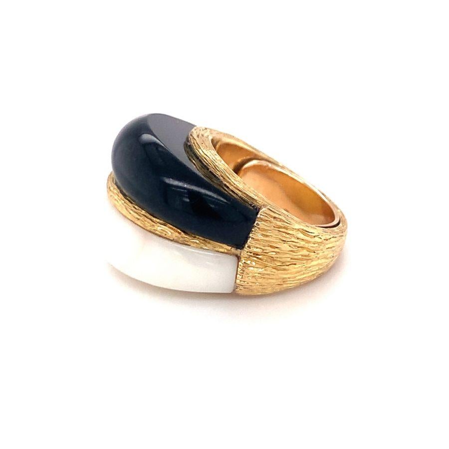 Cabochon White Coral and Black Onyx Bombe 18K Yellow Gold Ring, circa 1960s For Sale
