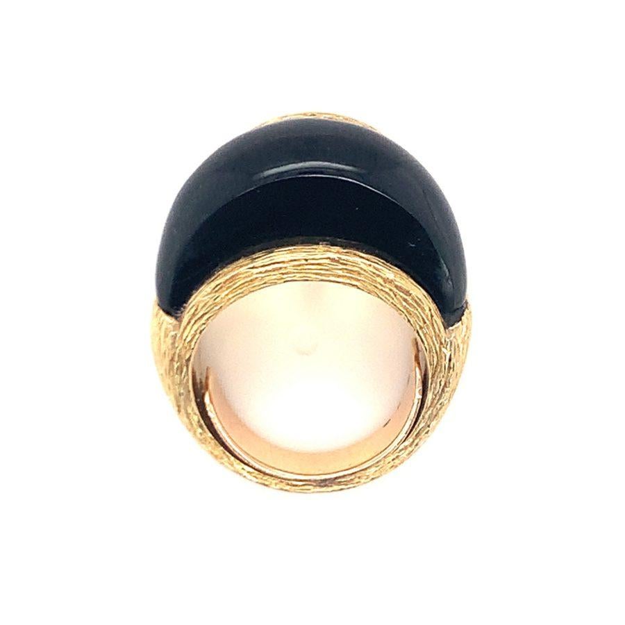 White Coral and Black Onyx Bombe 18K Yellow Gold Ring, circa 1960s In Good Condition For Sale In Beverly Hills, CA