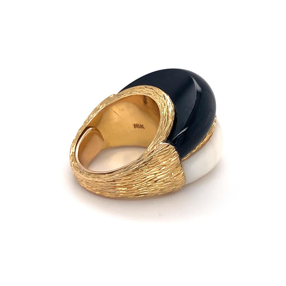 Women's White Coral and Black Onyx Bombe 18K Yellow Gold Ring, circa 1960s For Sale