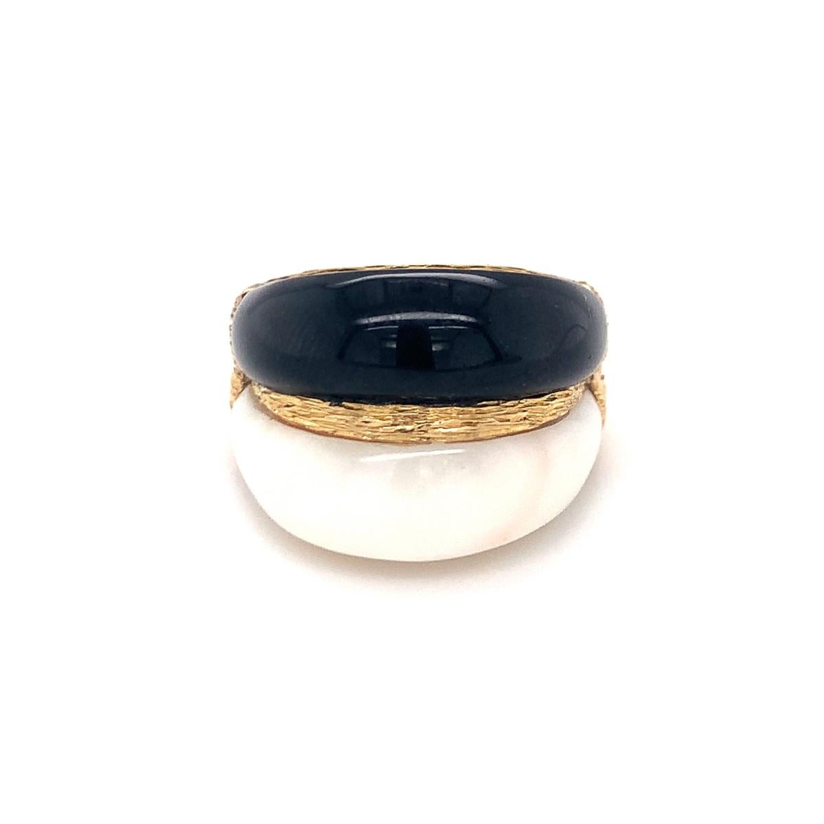 White Coral and Black Onyx Bombe 18K Yellow Gold Ring, circa 1960s For Sale 1