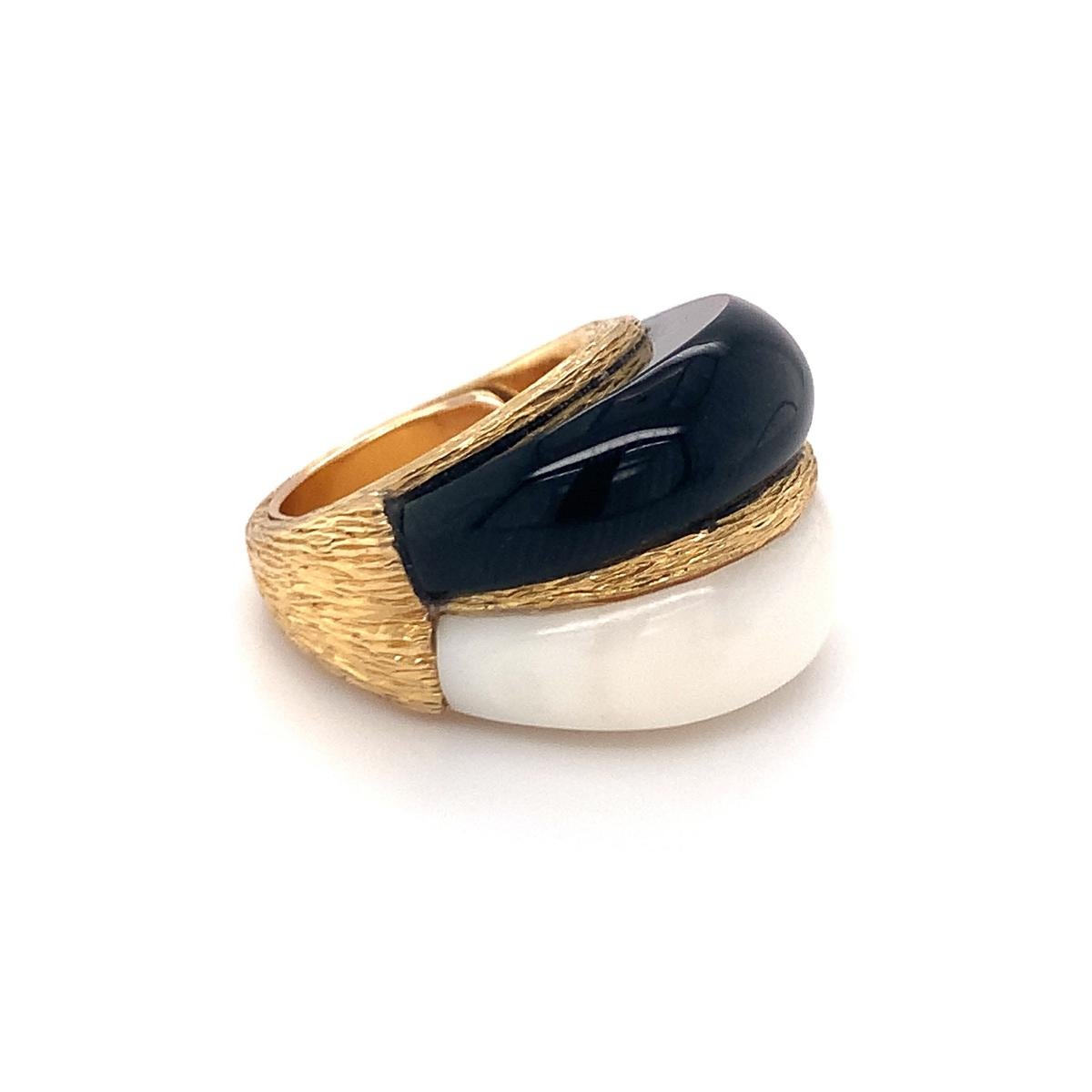 White Coral and Black Onyx Bombe 18K Yellow Gold Ring, circa 1960s For Sale 2