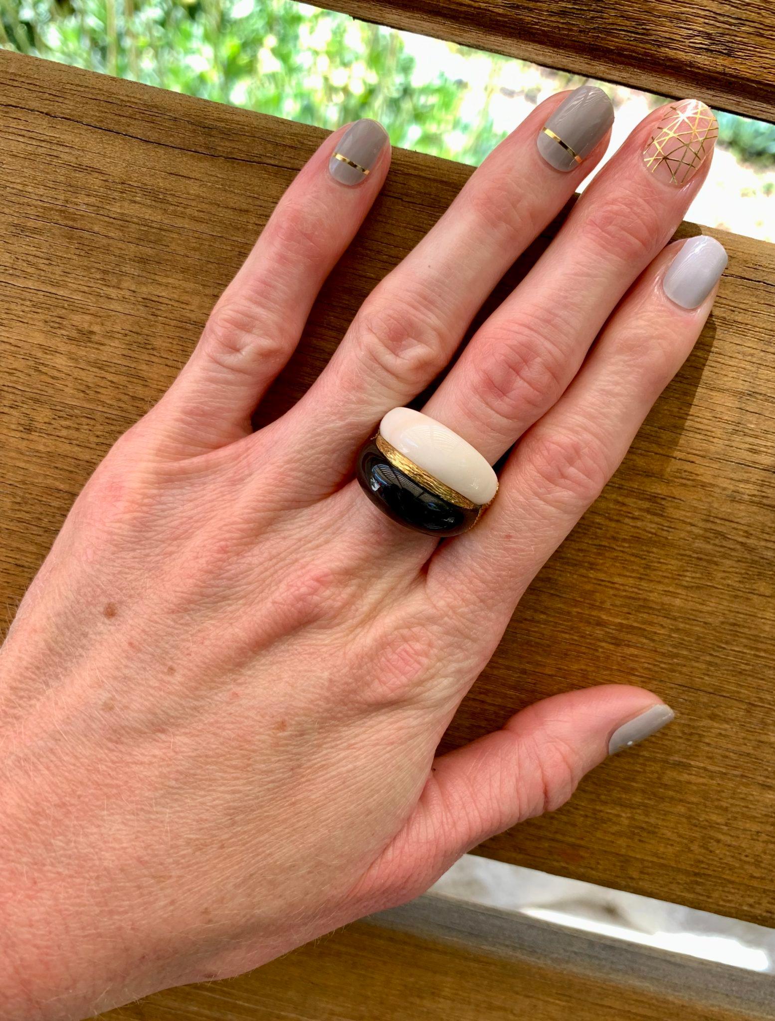 White Coral and Black Onyx Bombe 18K Yellow Gold Ring, circa 1960s For Sale 3