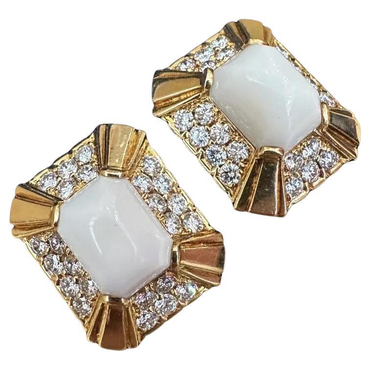 Weiße Korallen- und Diamant-Ohrringe aus 18k Gelbgold