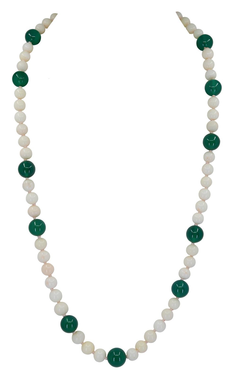 3-reihige Halskette aus weißer Koralle und grünem Onyx (Zeitgenössisch) im Angebot