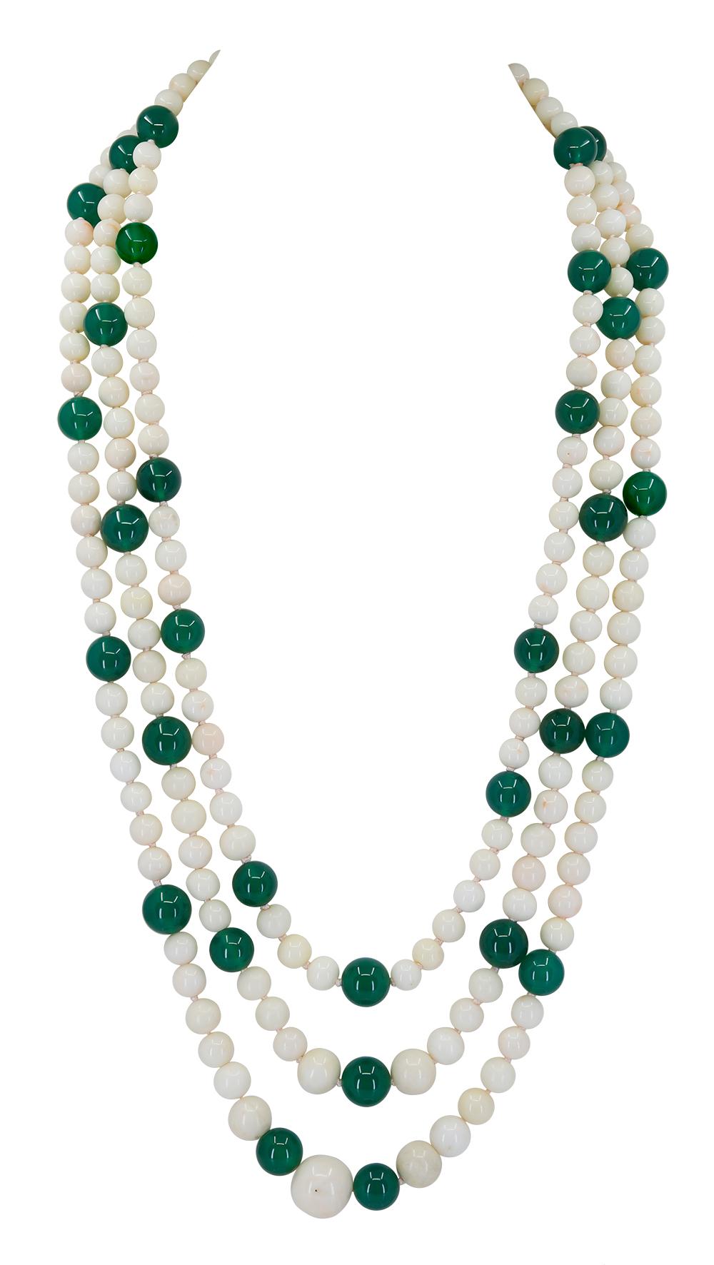 Una collana a tre fili di Onice verde e Corallo bianco lunga 24, 26 e 30 pollici e composta da perle di Corallo bianco naturale non trattato di 7,5-15 mm ciascuna e da perle di Onice verde brillante di 12,5 mm. $3,600
