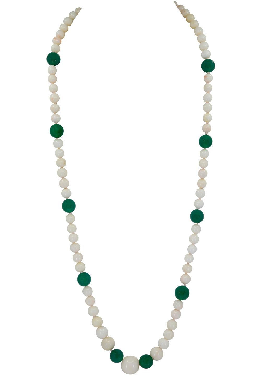 3-reihige Halskette aus weißer Koralle und grünem Onyx (Perle) im Angebot