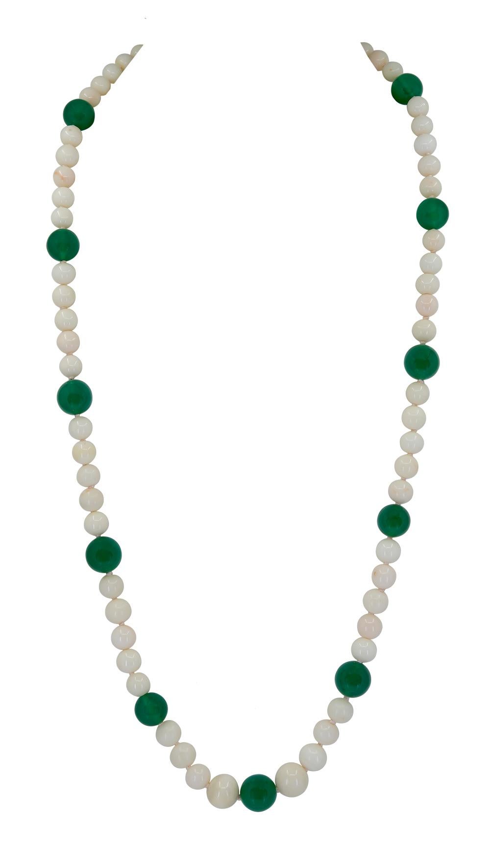 3-reihige Halskette aus weißer Koralle und grünem Onyx im Zustand „Gut“ im Angebot in New York, NY