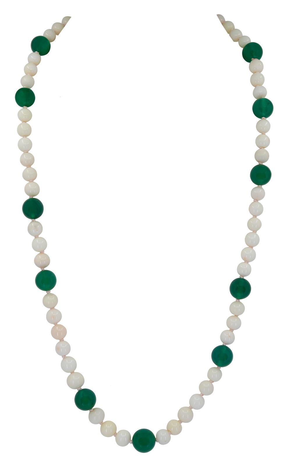 3-reihige Halskette aus weißer Koralle und grünem Onyx Damen im Angebot