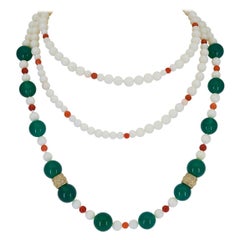 Collier de corail blanc et d'onyx vert