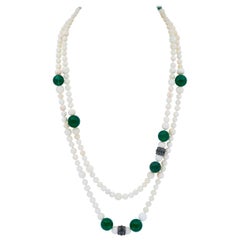 Halskette aus weißer Koralle und grünem Onyx
