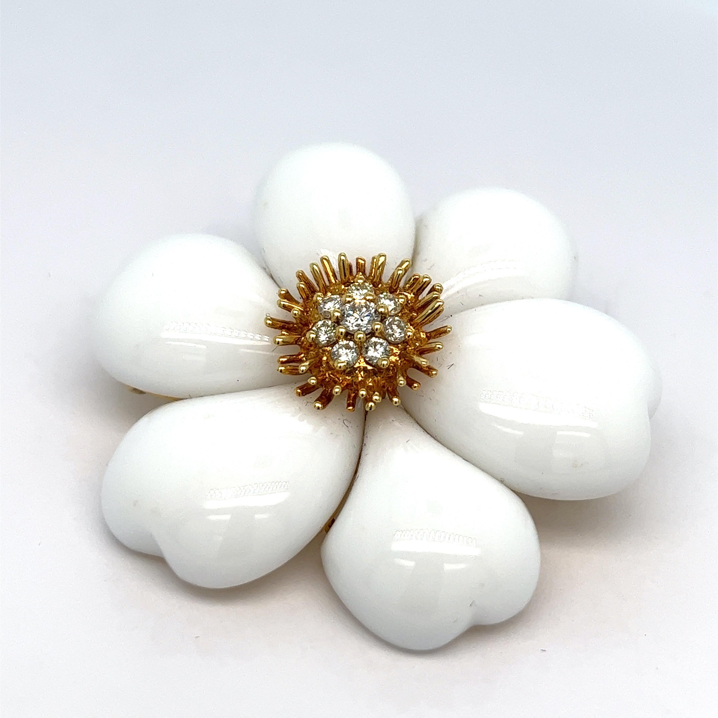 White coral diamond flower brooch

Round-cut diamonds of approximately 0.50 carat, six petals of white coral 

Size: width 2 inches, length 1.88 inches
Total weight: 32.3 grams 