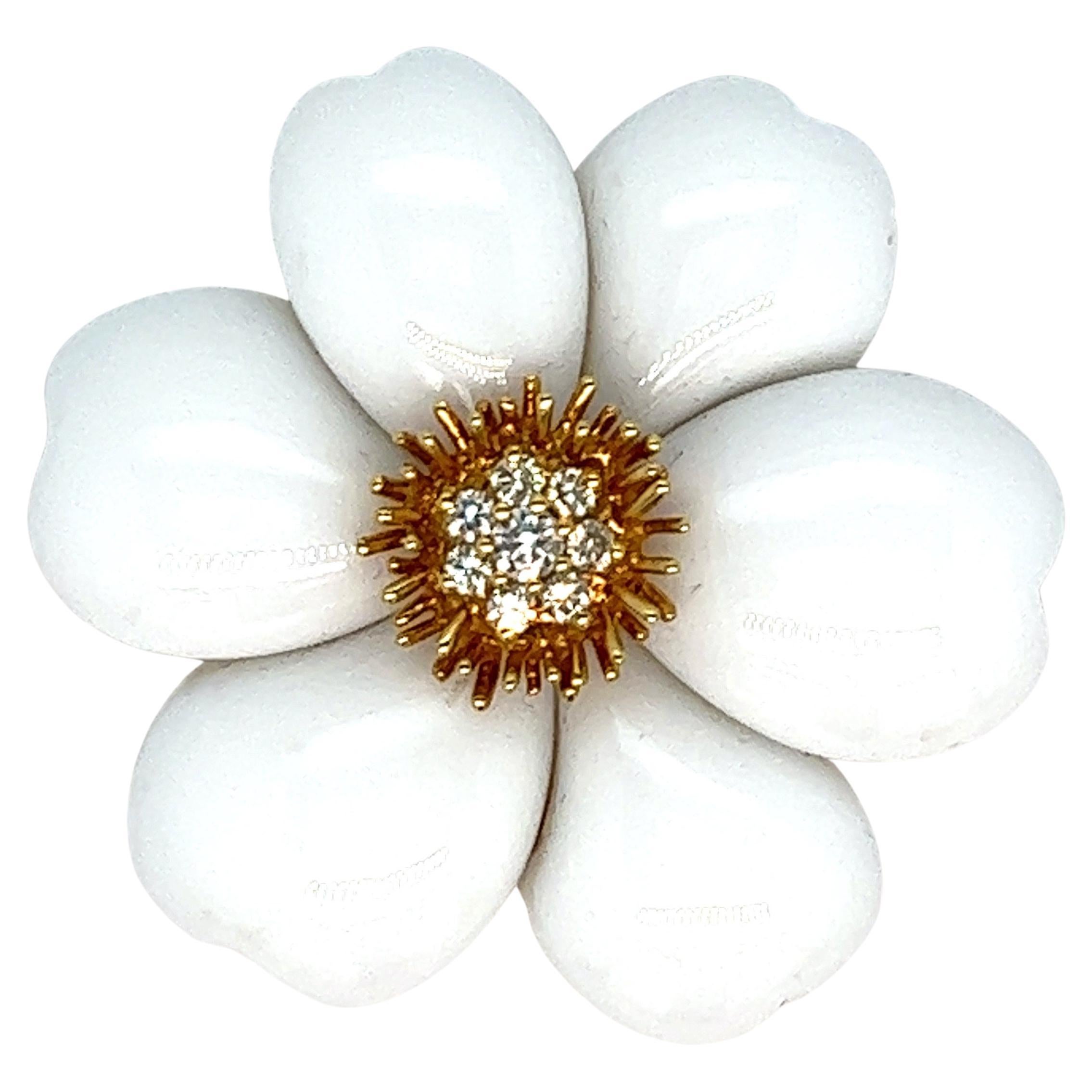 Broche fleur en corail blanc et diamants