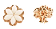 Pendientes de clip de oro rosa de 14 quilates, flores de coral blanco y diamantes