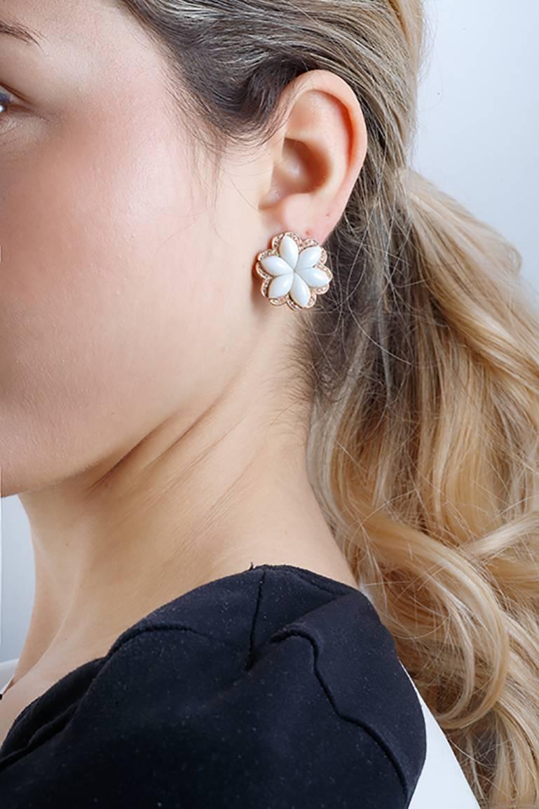 Taille mixte Fleurs en corail blanc, diamants, boucles d'oreilles à clip en or rose 14K en vente