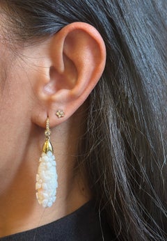 Orecchini a fiore di corallo bianco con diamanti