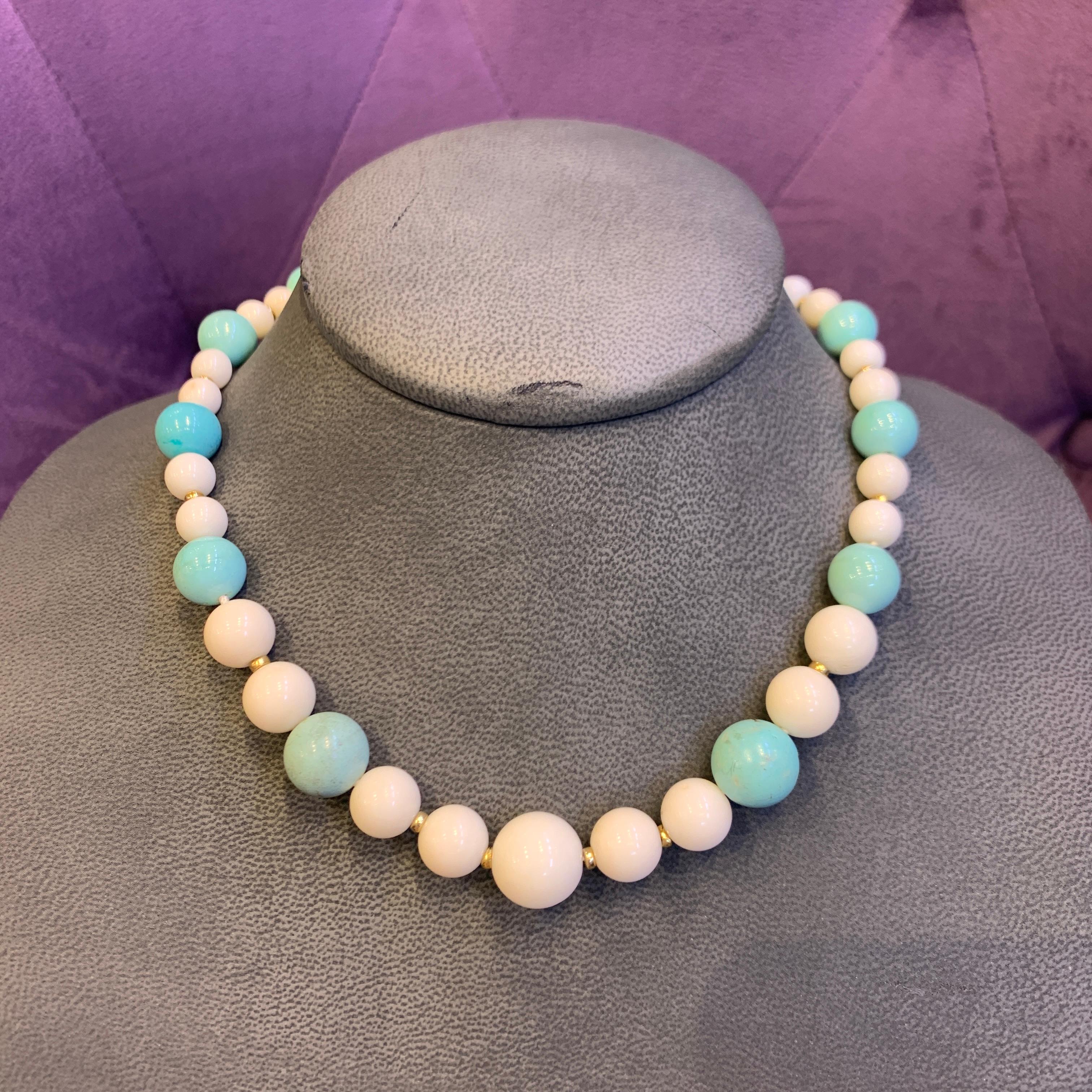 Collar de cuentas de coral blanco y turquesa en venta 1