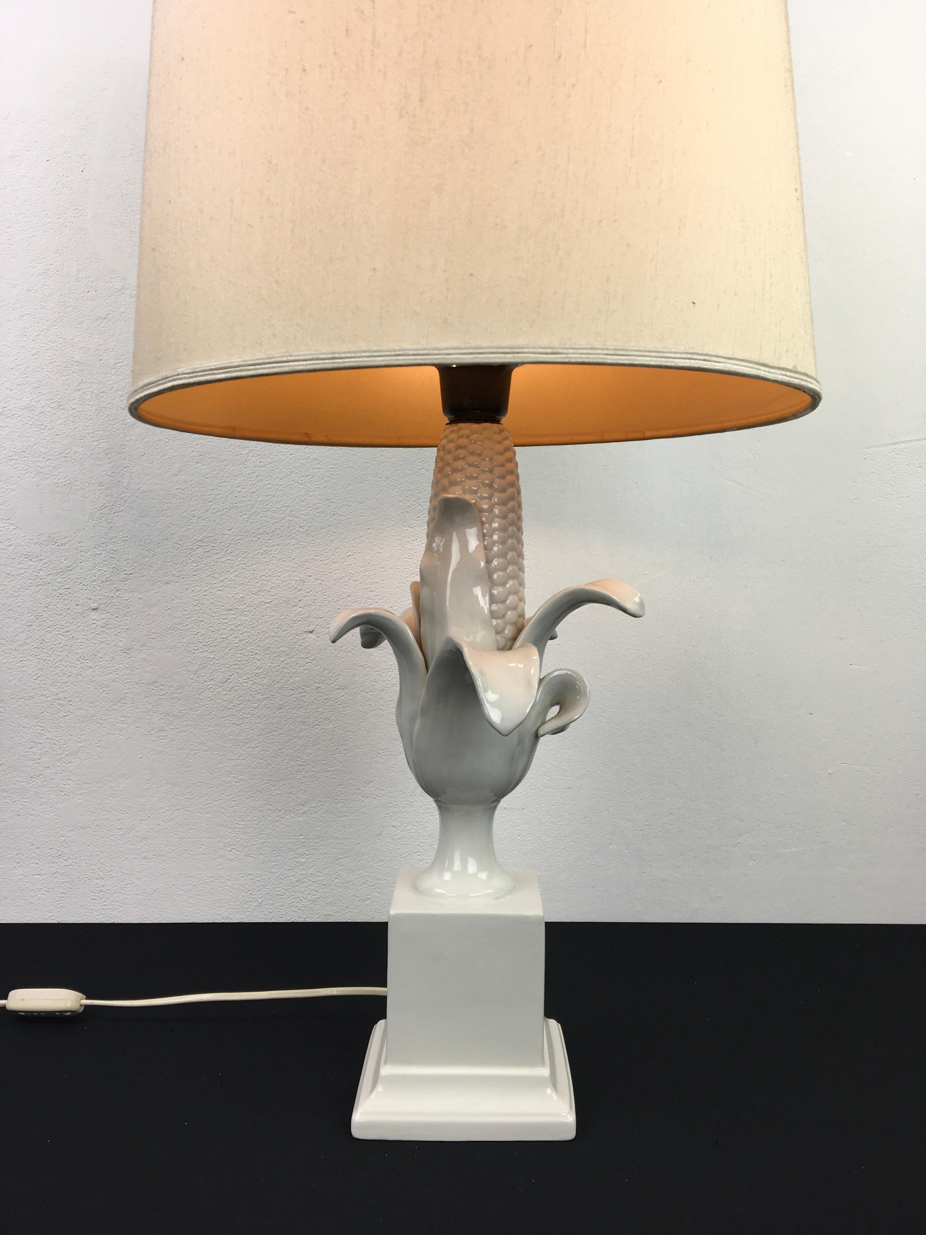 Corn cob table lamp made in Italy. 
This 1960s white table lamp with a corn cob is made of porcelain and comes with the original fabric shade. 
A stylish white table lamp in your interior. 
Corn table lamp or maize lamp of the 1960s. 

The