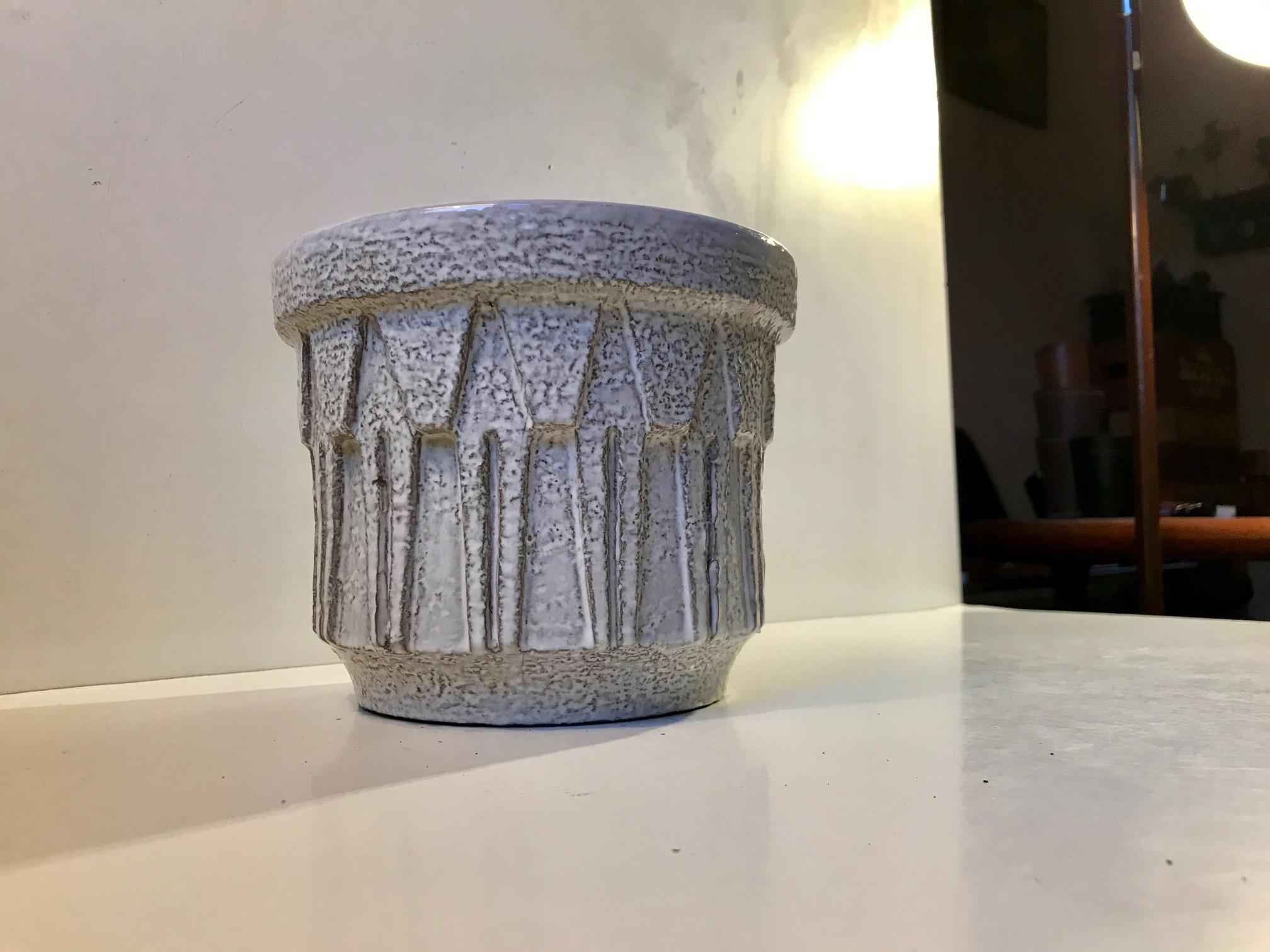 Large stoneware cachepot decorated with dusty white Spatter Glaze and featuring an architectural relief pattern called Cosmos or Alpha. This is the large version measuring: H/D: 16/19 cm and it was made by Ceramano in West Germany circa 1960-65. Its