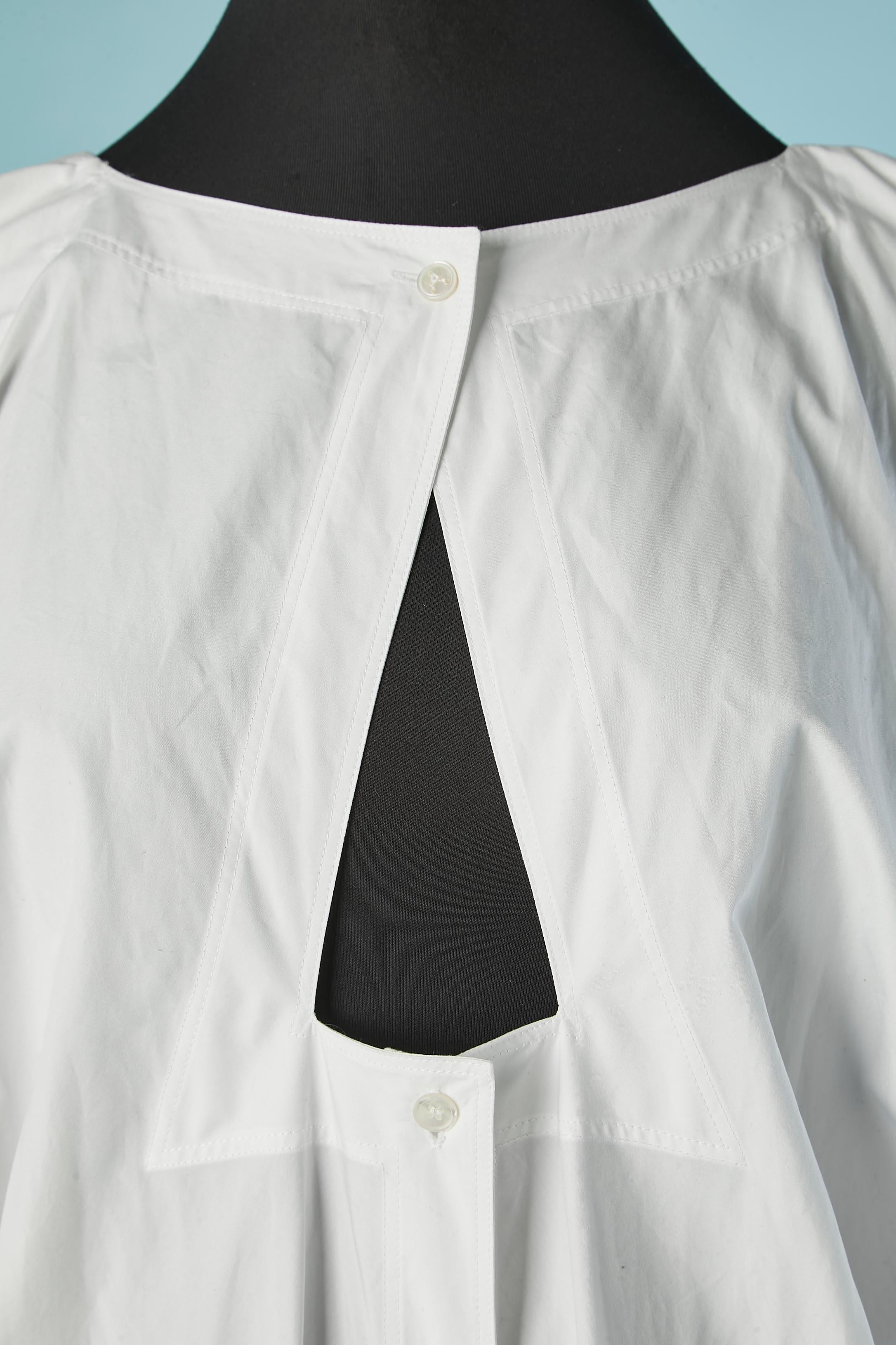 Abito camicia in cotone bianco con cappuccio. Chiusura con bottoni e asole sul centro del davanti. 
Nuovo con etichetta 
TAGLIA 38 (Fr) M 