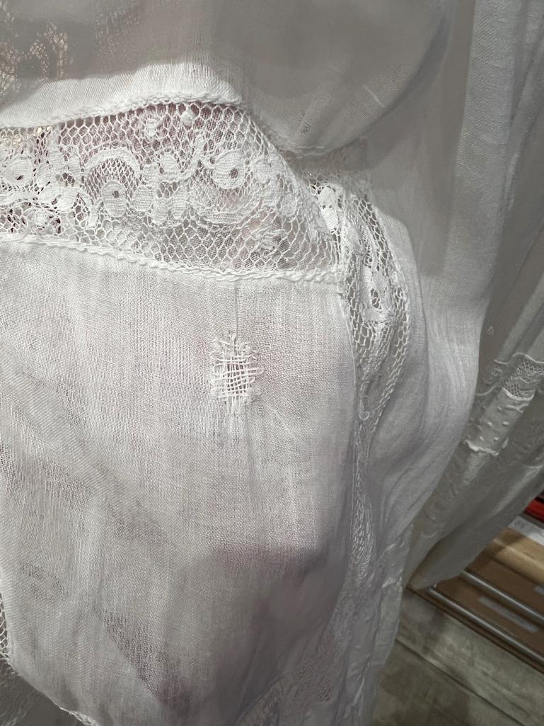 Weißes Kleid aus Baumwolle und Spitze aus der Zeit um 1900 5