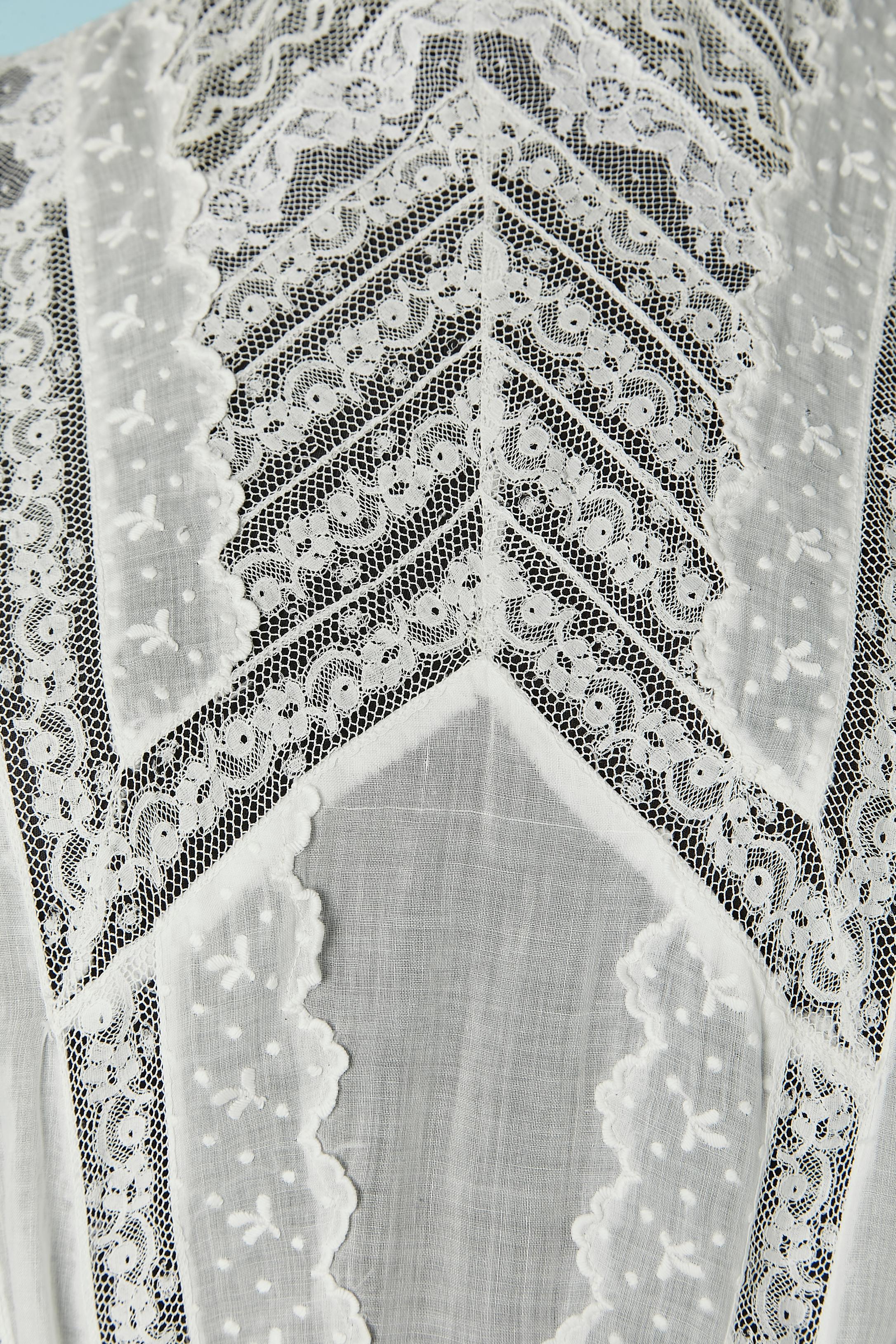 Weißes Kleid aus Baumwolle und Spitze aus der Zeit um 1900 (Grau)