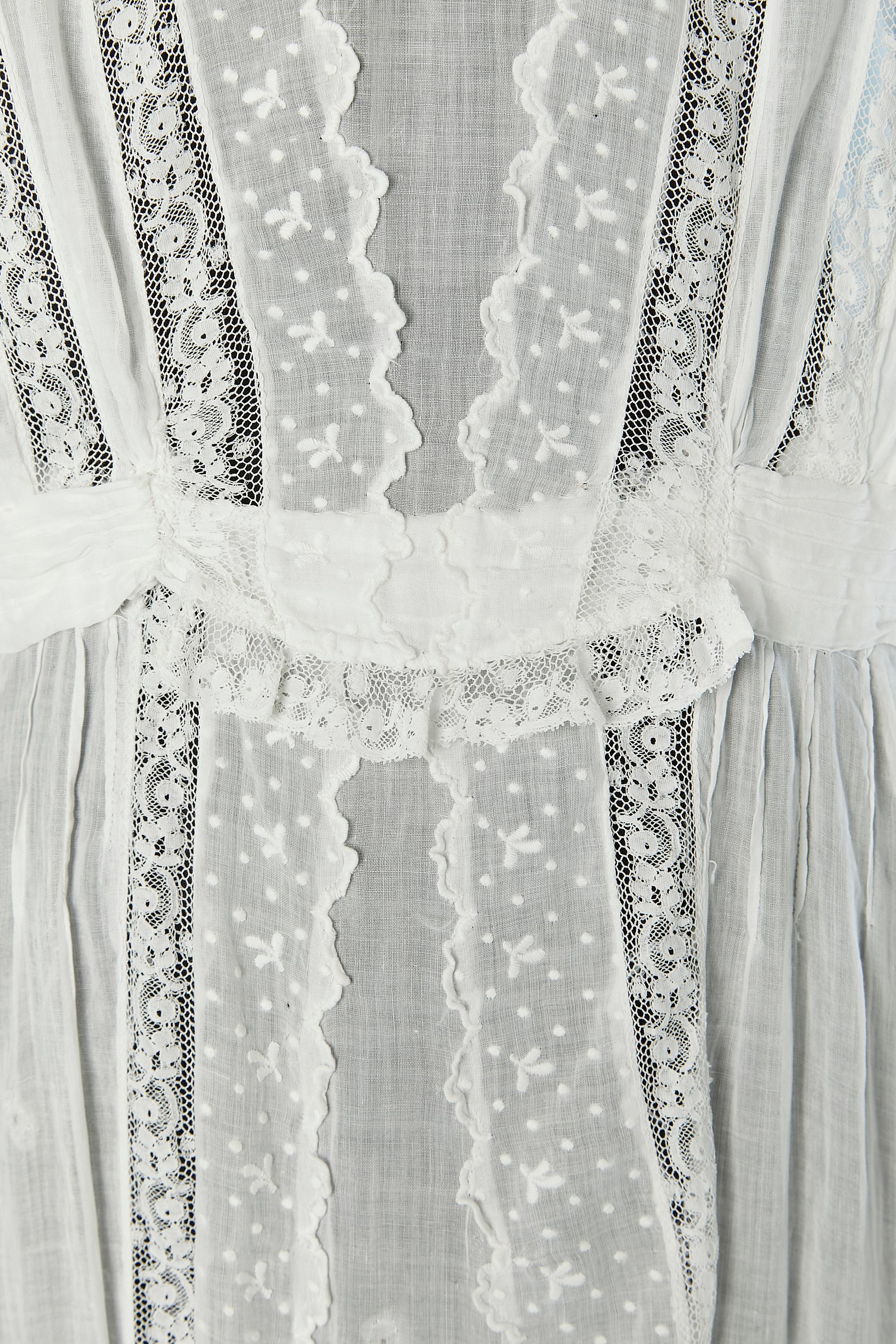 Weißes Kleid aus Baumwolle und Spitze aus der Zeit um 1900 im Zustand „Gut“ in Saint-Ouen-Sur-Seine, FR