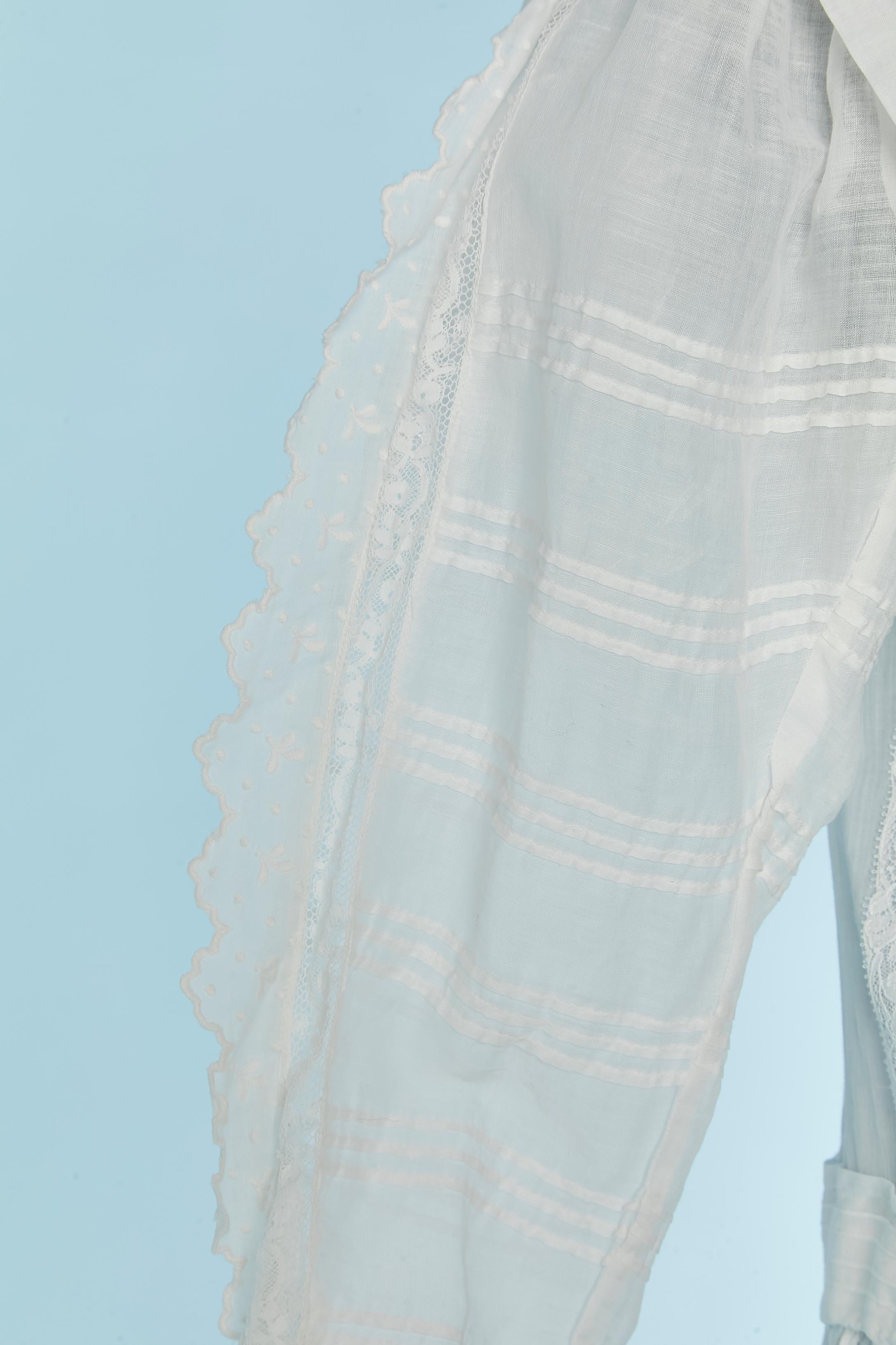 Weißes Kleid aus Baumwolle und Spitze aus der Zeit um 1900 Damen