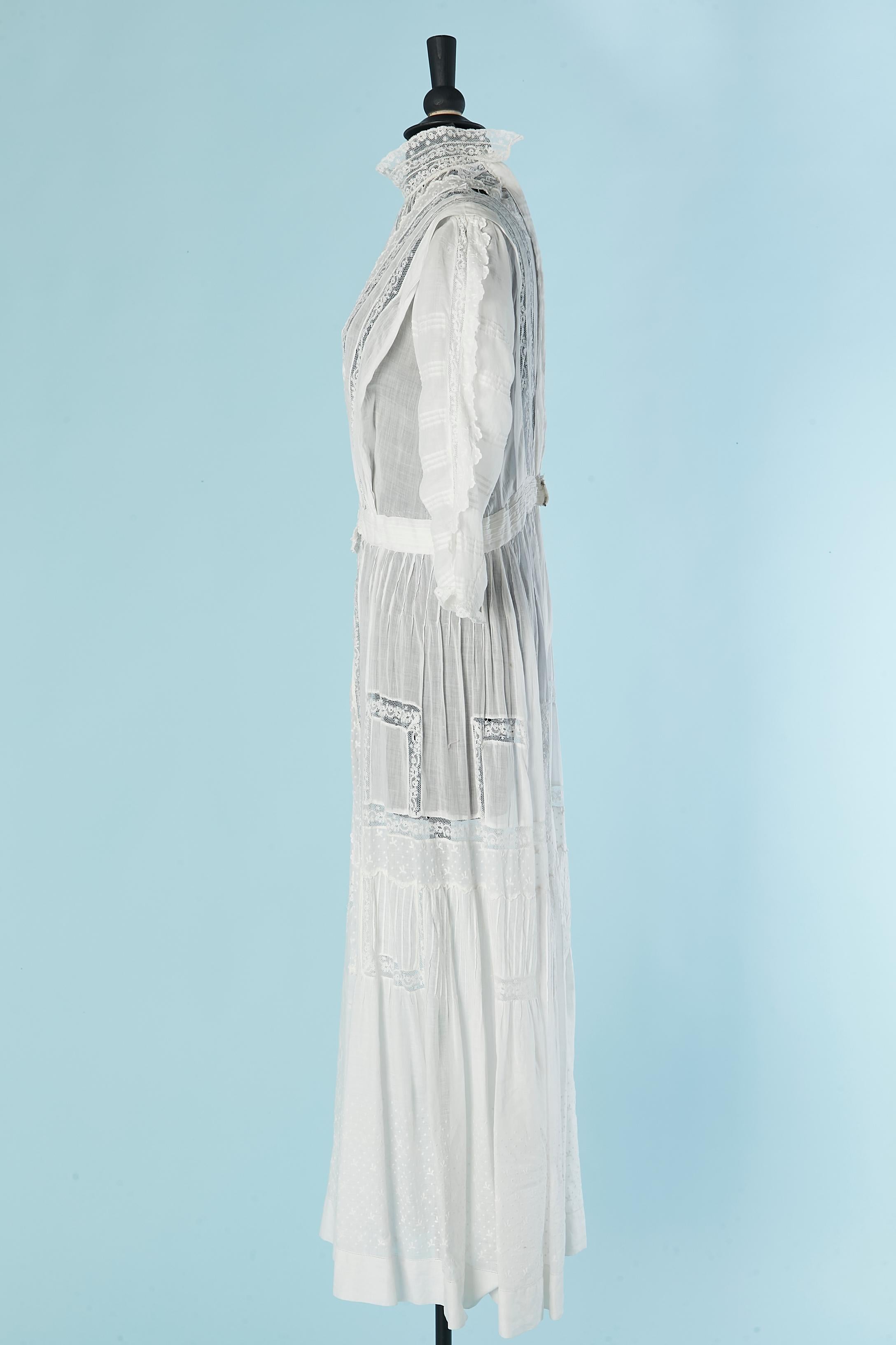 Weißes Kleid aus Baumwolle und Spitze aus der Zeit um 1900 1