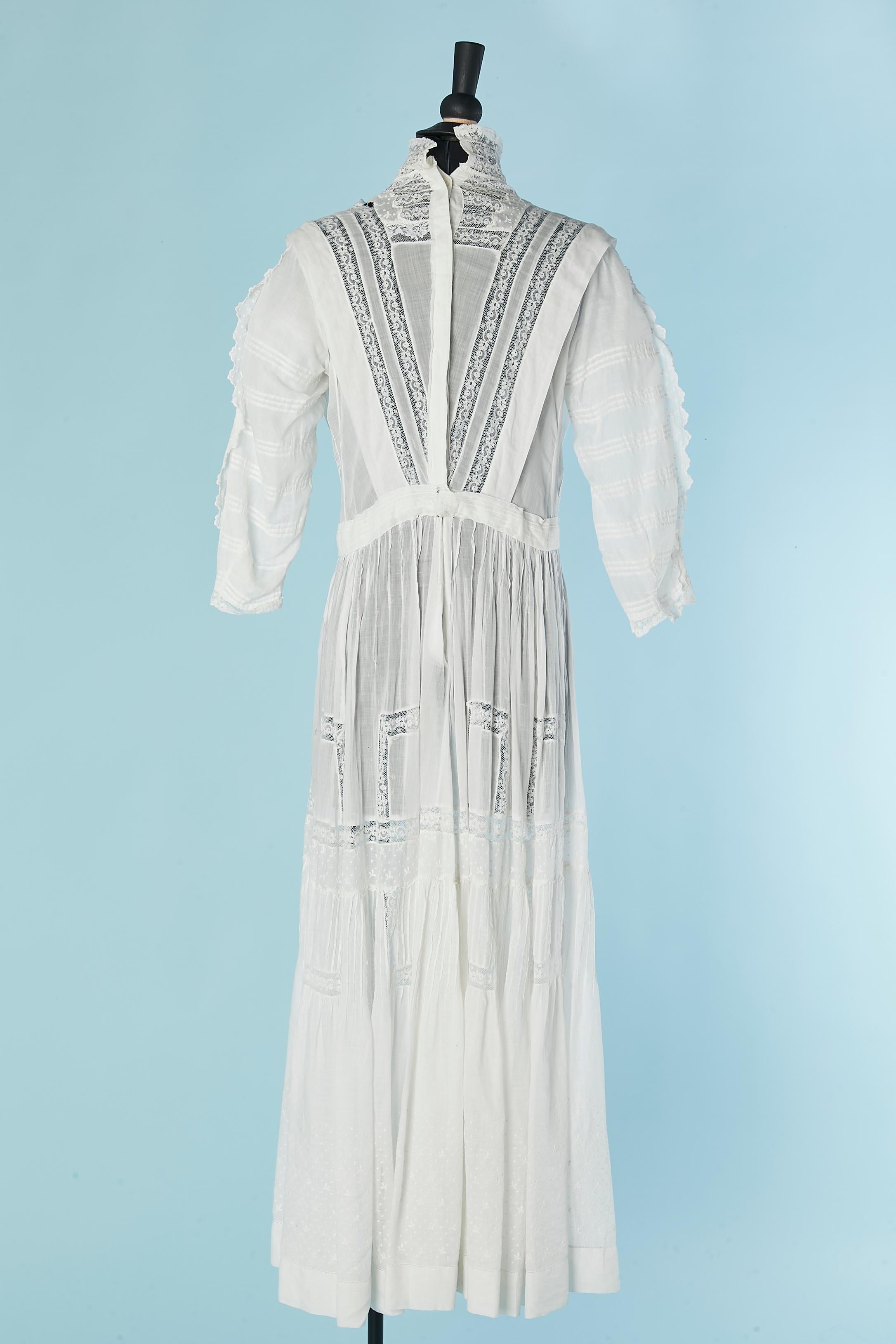 Weißes Kleid aus Baumwolle und Spitze aus der Zeit um 1900 2