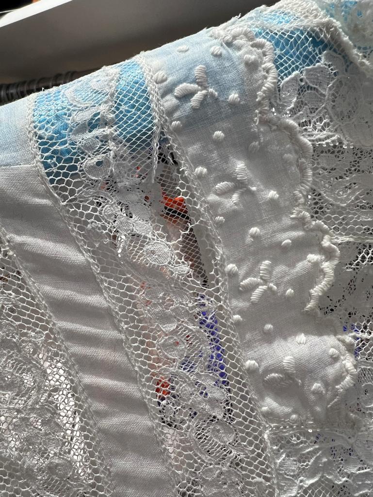 Weißes Kleid aus Baumwolle und Spitze aus der Zeit um 1900 3