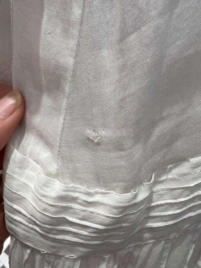 Weißes Kleid aus Baumwolle und Spitze aus der Zeit um 1900 4