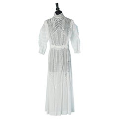 Weißes Kleid aus Baumwolle und Spitze aus der Zeit um 1900