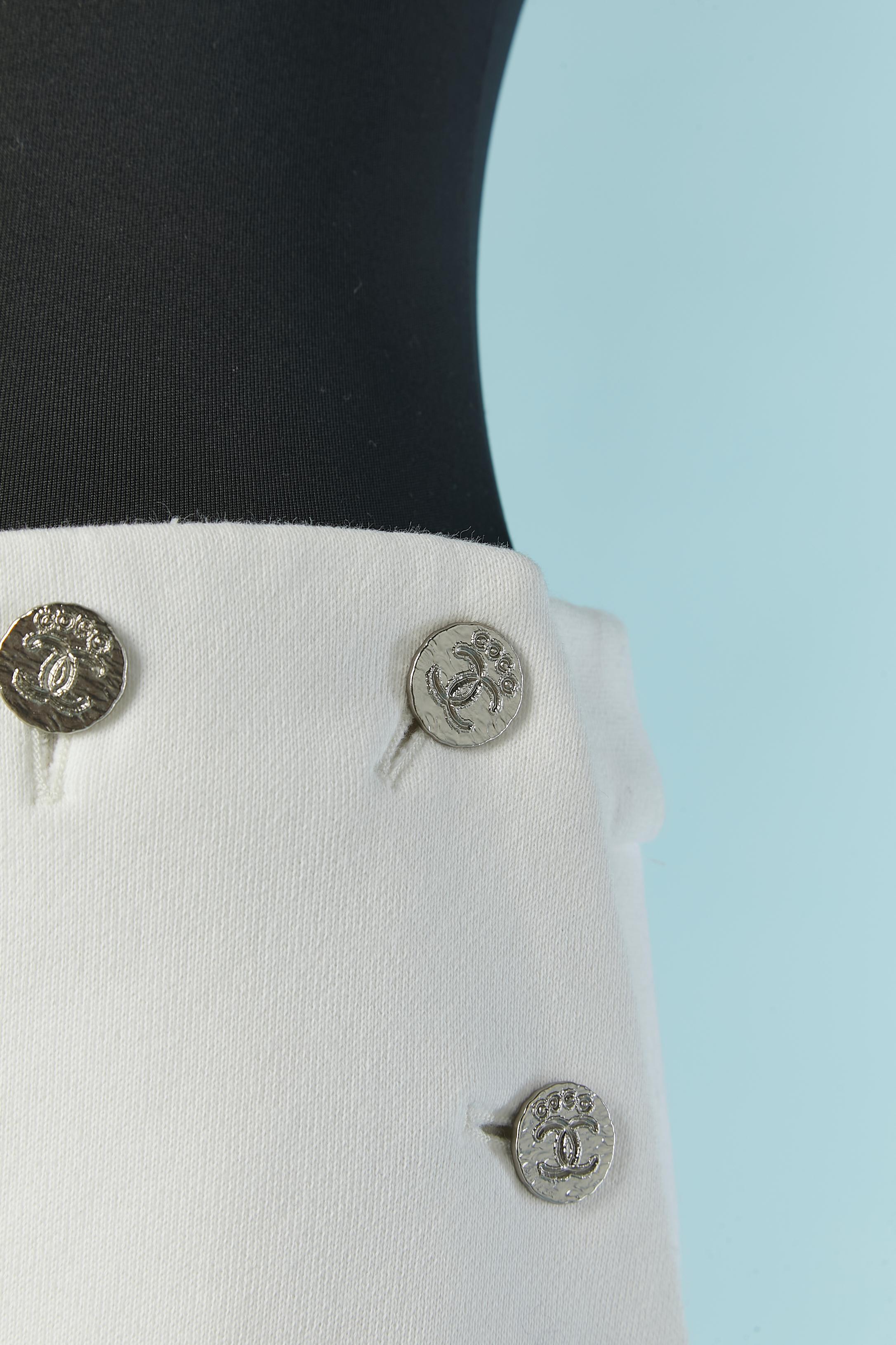 White cotton batting deck pants. Branded buttons closure on the top front. 
Sample 
SIZE 38 (Fr) M 