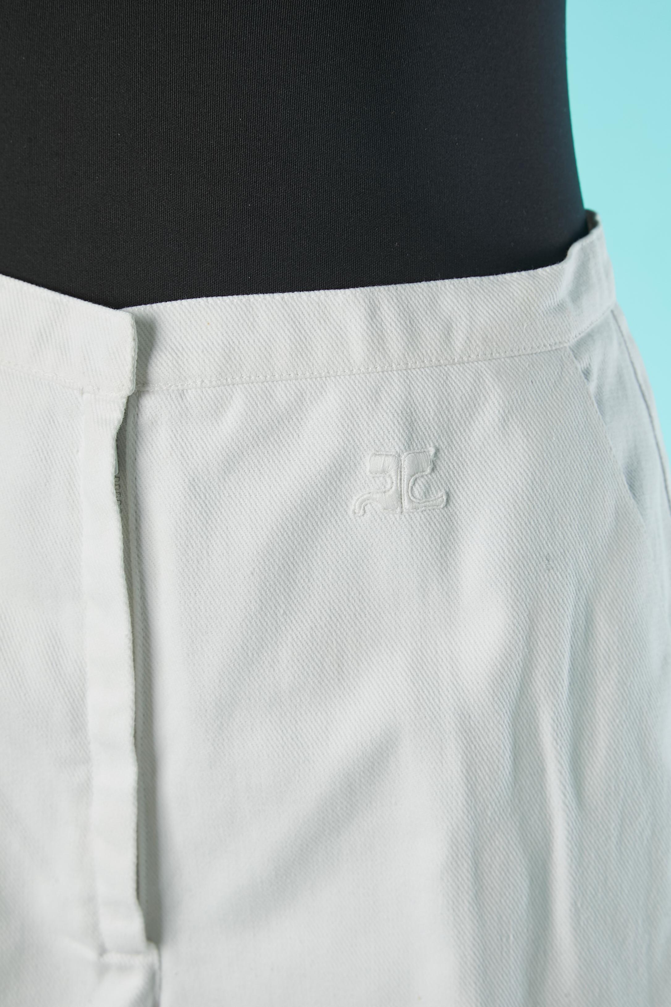 White cotton bermuda with zip and hook&eye in the middle front. Pocket on both side. 
SIZE S 