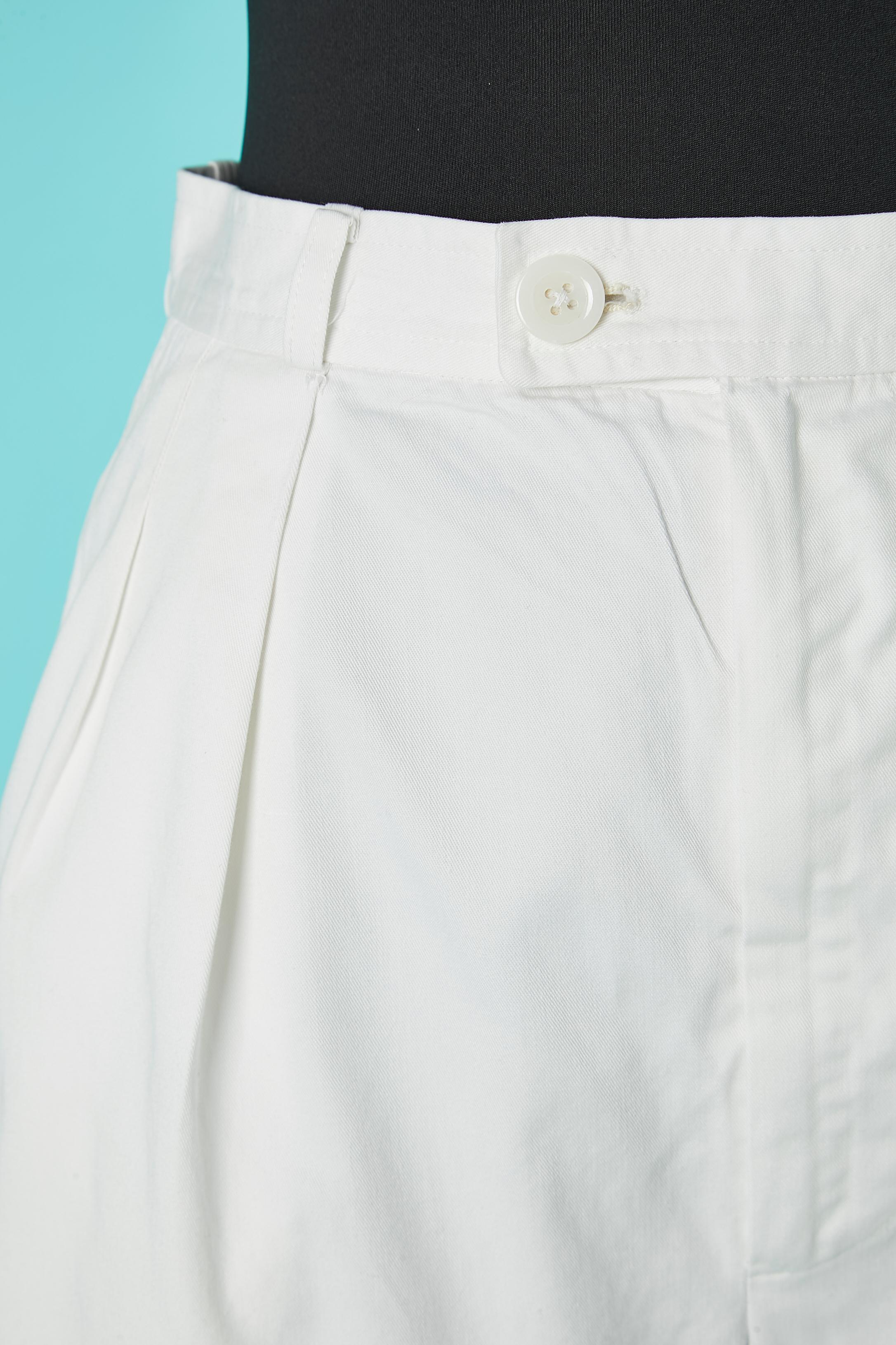 Weiße Baumwollbermudas mit Taschen auf beiden Seiten und 2 auf dem Rücken. Gürtel-Schleife. 
GRÖSSE XS 