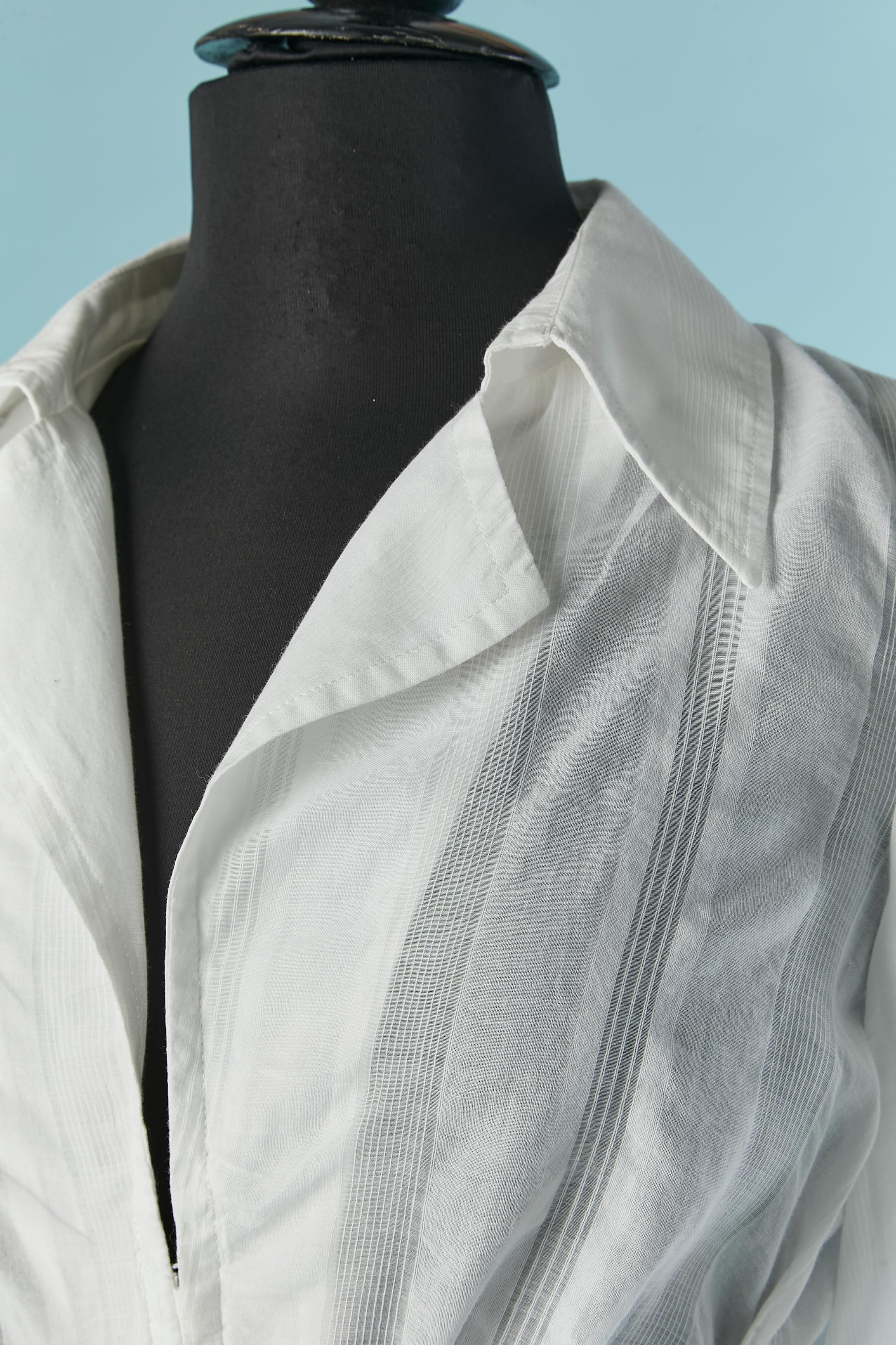 Weiße Baumwollbluse mit Haken- und Ösenverschluss in der vorderen Mitte. Kordelzug am Ärmelrand mit Perlen abgeschlossen. 
GRÖSSE 40 (It) 36 (Fr) S 