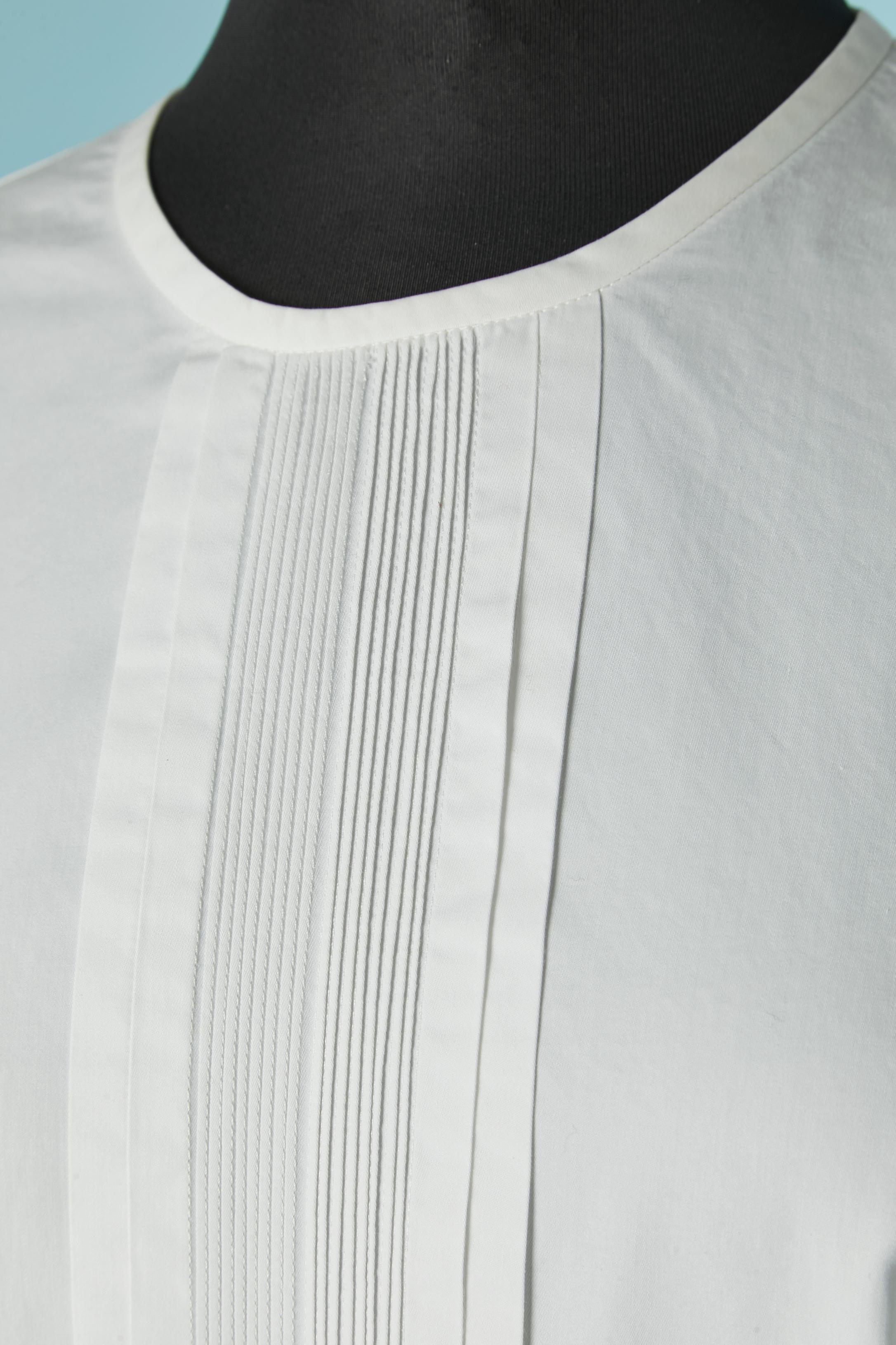 Camicetta in cotone bianco con ricamo in filo nero sulla manica. Un bottone e un'asola sulla parte centrale della schiena. 
TAGLIA 42 (iT) 38 (Fr) M