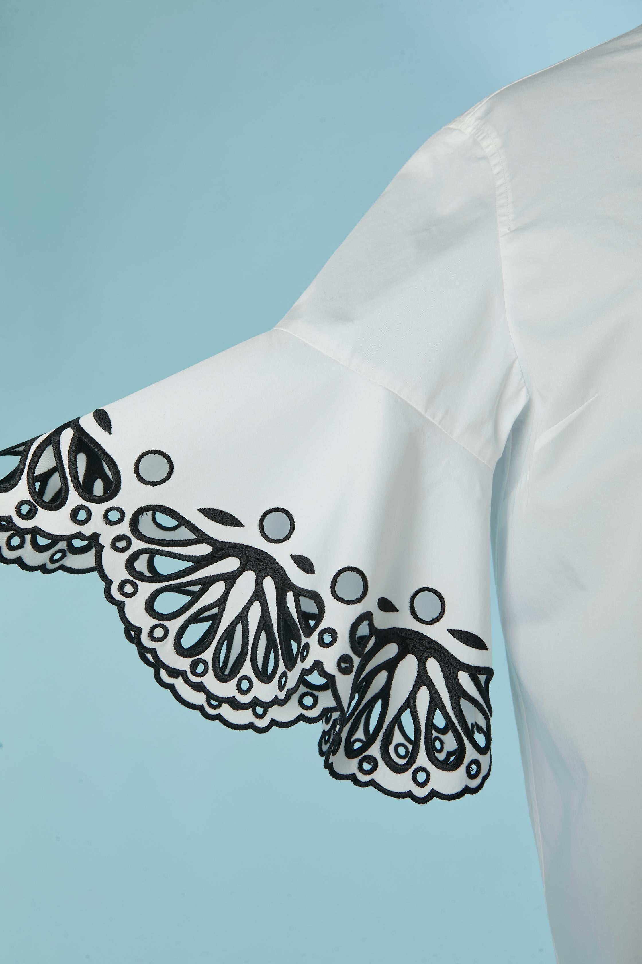 Grigio Camicetta in cotone bianco con ricamo in filo nero sulla manica Emilio Pucci in vendita