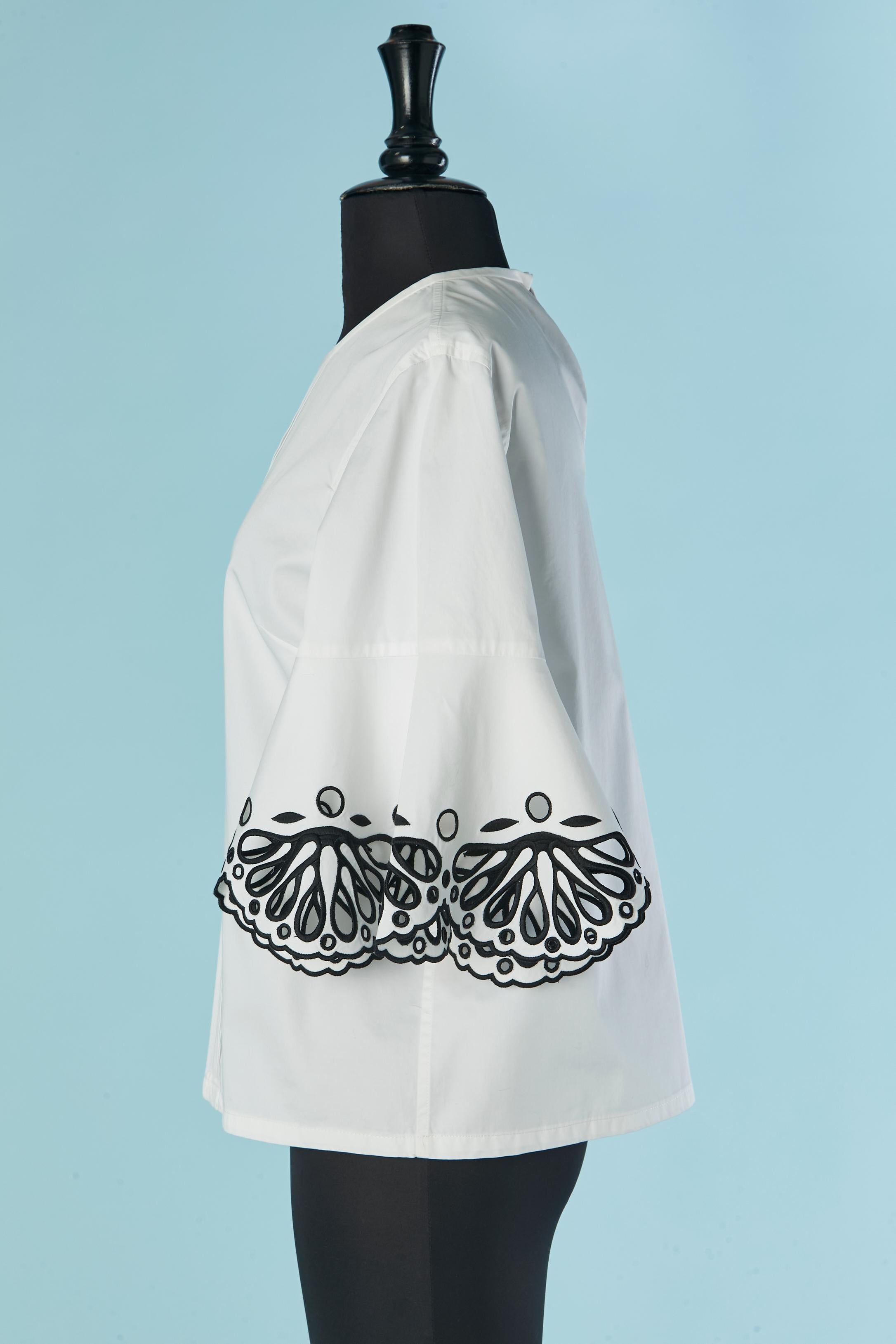 Donna Camicetta in cotone bianco con ricamo in filo nero sulla manica Emilio Pucci in vendita