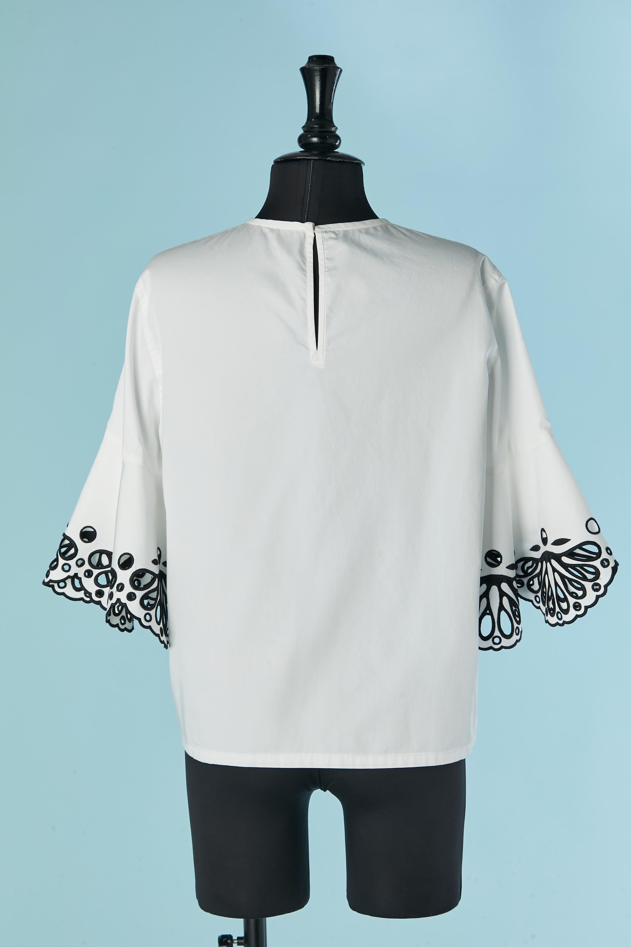 Camicetta in cotone bianco con ricamo in filo nero sulla manica Emilio Pucci in vendita 1