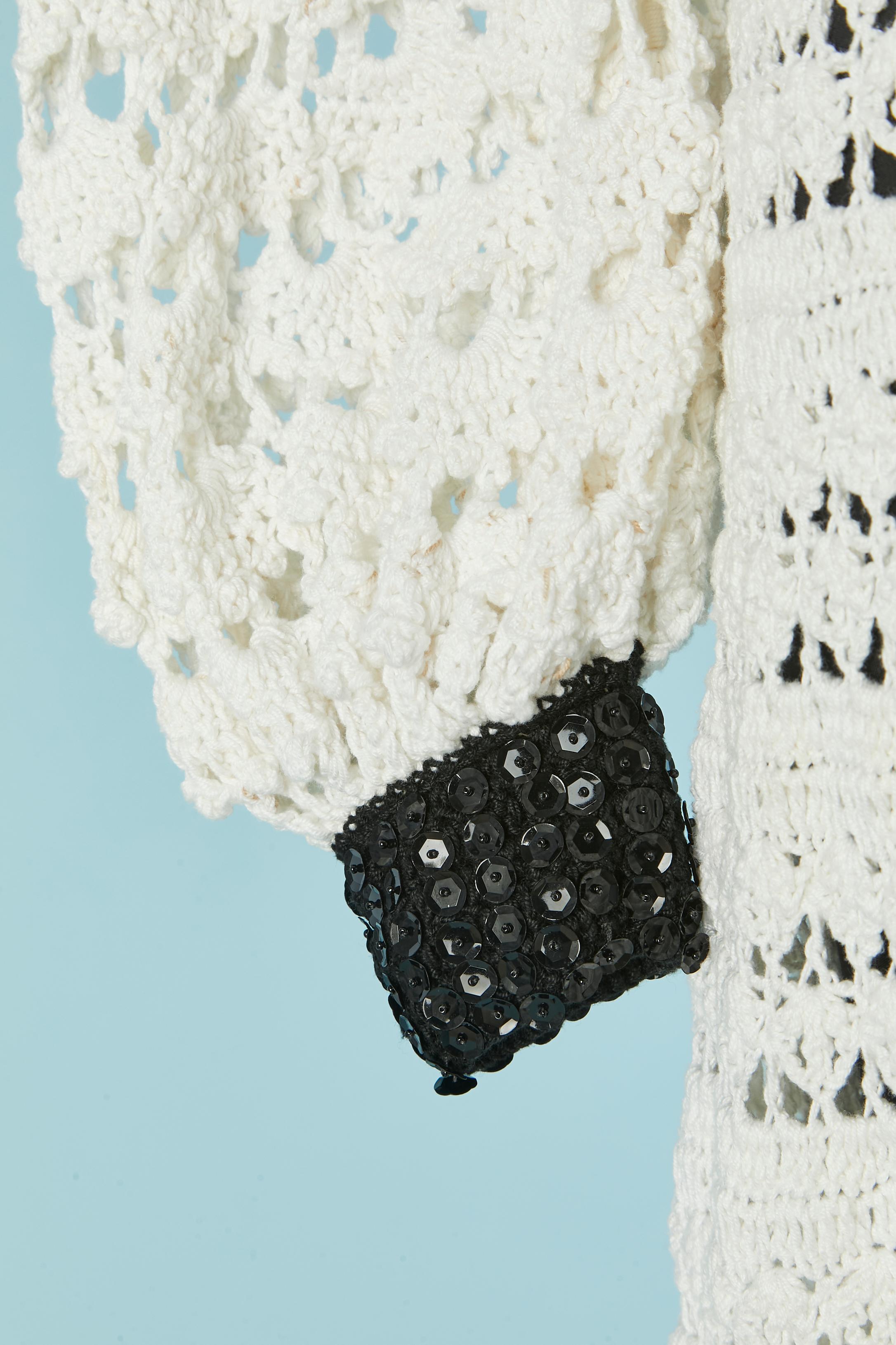 Gris Robe en coton blanc avec bord en paillettes noires Crochet philippines Circa 1970 en vente